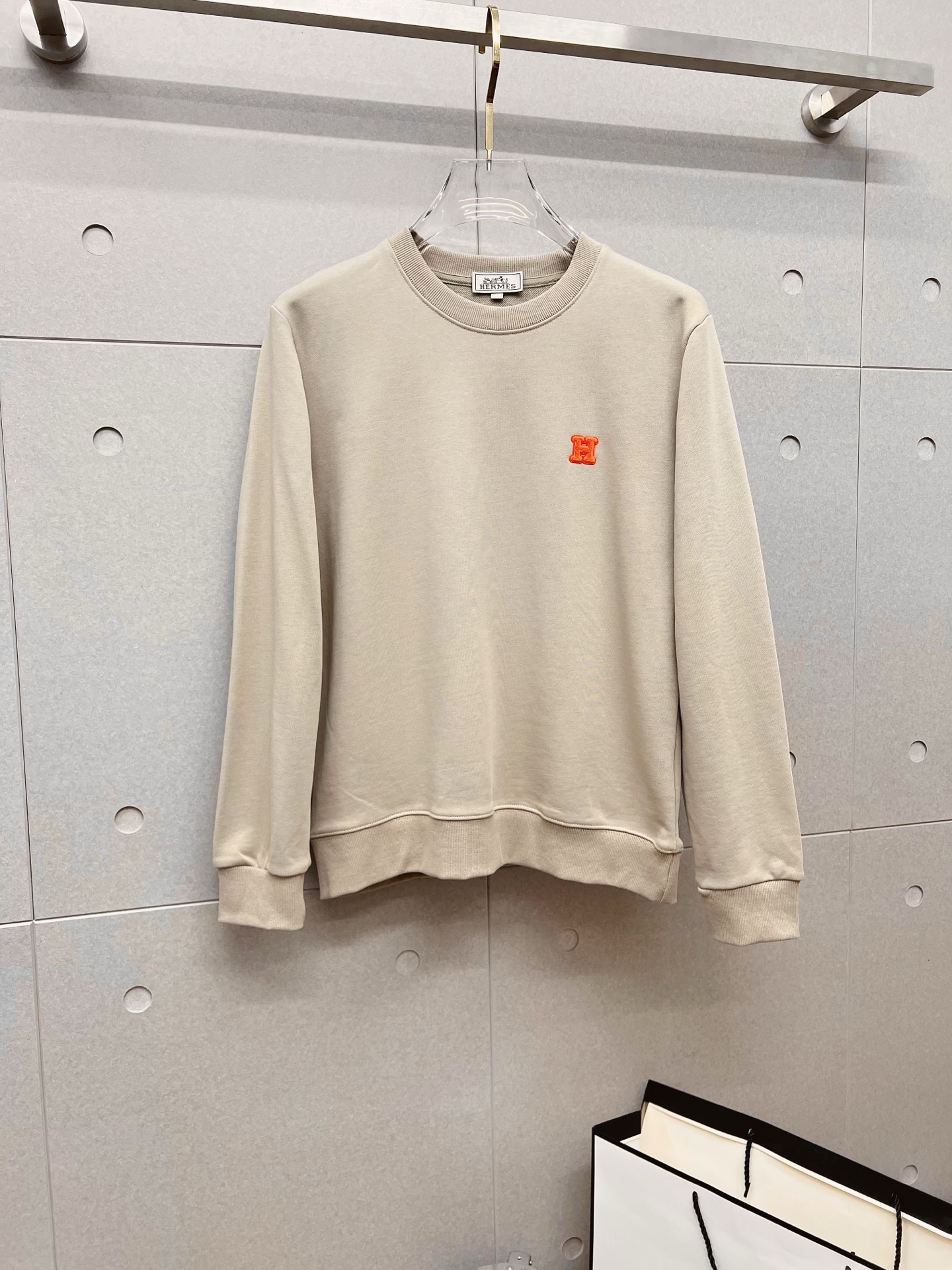 NO:645906,Hermes autumn and winter new design sweatshirt official website synchronized!  This T-shirt combines minimalist design and exquisite details. The oversize trim is reminiscent of Tyrolean dress details, calling for modern ideas, creating a different conceptual pattern, and injecting rich connotation into the traditional cotton T-shirt. The LOGO on the front graphic webbing is unique and shows the brand's nobility. It highlights the style of a big brand, sets off the minimalist design style, and reveals the elegance at a glance!  As a brand that pursues design and tailoring techniques, the materials used will never disappoint!  The body of this shirt is made of Solona cotton blended 400g fabric, which is noble and exquisite. The cotton surface is full, soft and skin-friendly. In short, such a classic style is a must-have for autumn and winter!  M-4XL,,hermes,versace,hoodie,sweatshirts,tees,t-shirt,alexander wang19860909爱马仕 秋冬 新款设计感卫衣 官网同步！这款T恤极简主义设计和精美细节于一身.Oversize饰边引人联想蒂罗尔着装细节,召唤摩登新意,造就不同以往的概念化图案,为传统棉质T恤注入丰盈内涵.前幅图形织带车出的LOGO,别具一番特色,更显品牌尊贵 彰显大牌风范,衬托出了极简主义的设计风格,把优雅风展露的一览无余！ 作为一个追求设计感和裁剪工艺的品牌,用料永远不会让人失望！本款衫身采用索洛纳棉混纺400 克面料,高贵精致,布面棉质饱满柔软亲肤 总之这么经典的款,秋冬必备！M-4XL,,hermes,versace,hoodie,sweatshirts,tees，t-shirt,alexander wang,Men's clothing