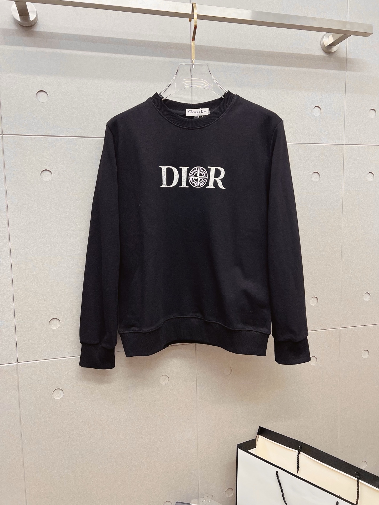 NO:645908,Dior Dior autumn and winter new design sweatshirt official website synchronized!  This T-shirt combines minimalist design and exquisite details. The oversize trim is reminiscent of Tyrolean dress details, calling for modern ideas, creating a different conceptual pattern, and injecting rich connotation into the traditional cotton T-shirt. The LOGO on the front graphic webbing is unique and shows the brand's nobility. It highlights the style of a big brand, sets off the minimalist design style, and reveals the elegance at a glance!  As a brand that pursues design and tailoring techniques, the materials used will never disappoint!  The body of this shirt is made of Solona cotton blended 400g fabric, which is noble and exquisite. The cotton surface is full, soft and skin-friendly. In short, such a classic style is a must-have for autumn and winter!  M-4XL,,dior,dior,versace,hoodie,sweatshirts,tees,t-shirt,alexander wang19860909Dior 迪奥 秋冬 新款设计感卫衣 官网同步！这款T恤极简主义设计和精美细节于一身.Oversize饰边引人联想蒂罗尔着装细节,召唤摩登新意,造就不同以往的概念化图案,为传统棉质T恤注入丰盈内涵.前幅图形织带车出的LOGO,别具一番特色,更显品牌尊贵 彰显大牌风范,衬托出了极简主义的设计风格,把优雅风展露的一览无余！ 作为一个追求设计感和裁剪工艺的品牌,用料永远不会让人失望！本款衫身采用索洛纳棉混纺400 克面料,高贵精致,布面棉质饱满柔软亲肤 总之这么经典的款,秋冬必备！M-4XL,,dior,dior,versace,hoodie,sweatshirts,tees，t-shirt,alexander wang,Men's clothing