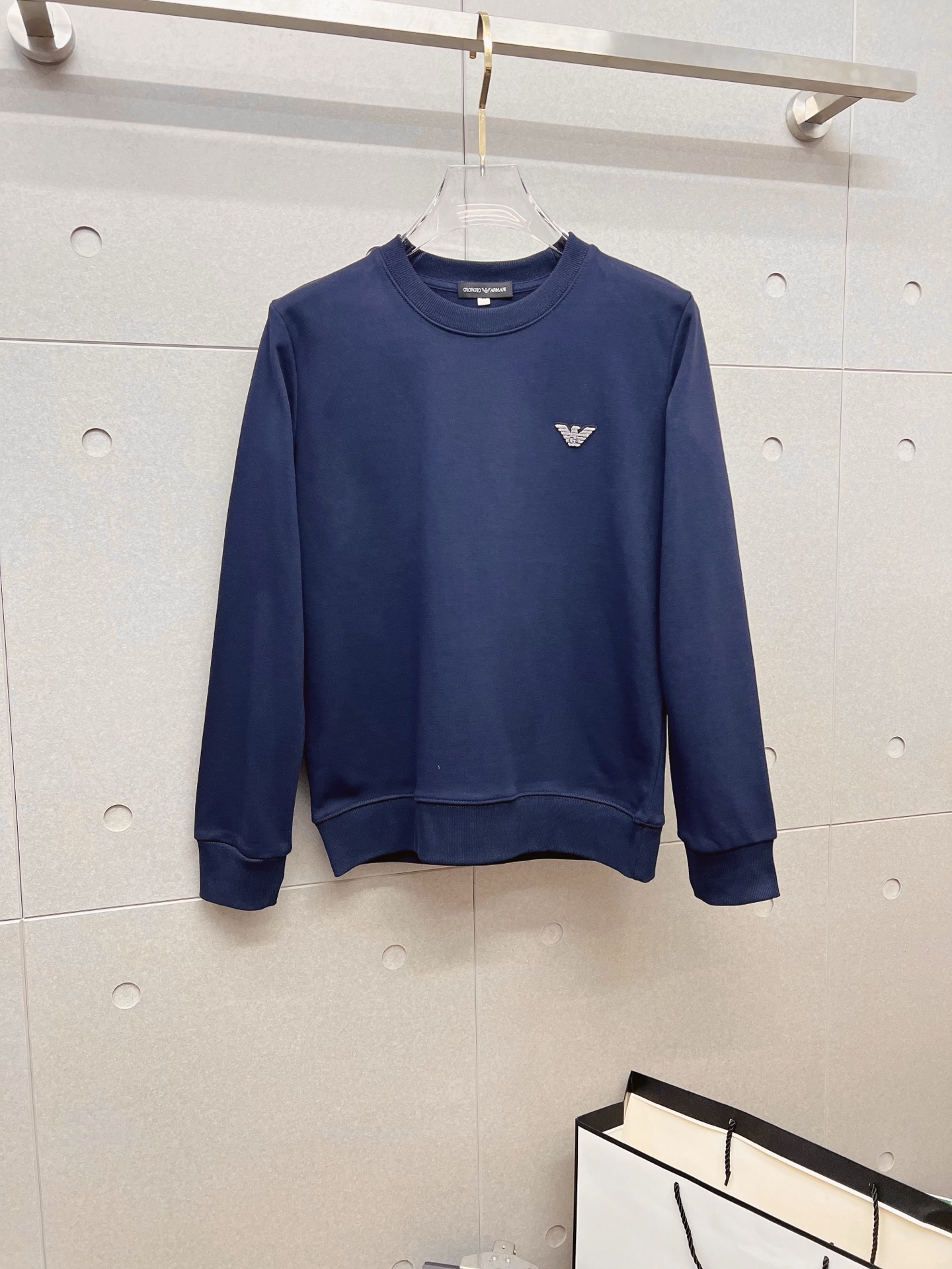 NO:645868,Armani Armani autumn and winter new design sweatshirt official website synchronized!  This T-shirt combines minimalist design and exquisite details. The oversize trim is reminiscent of Tyrolean dress details, calling for modern ideas, creating a different conceptual pattern, and injecting rich connotation into the traditional cotton T-shirt. The LOGO on the front graphic webbing is unique and shows the brand's nobility. It highlights the style of a big brand, sets off the minimalist design style, and reveals the elegance at a glance!  As a brand that pursues design and tailoring techniques, the materials used will never disappoint!  The body of this shirt is made of Solona cotton blended 400g fabric, which is noble and exquisite. The cotton surface is full, soft and skin-friendly. In short, such a classic style is a must-have for autumn and winter!  M-4XL,,armani,versace,armani,hoodie,sweatshirts,tees,t-shirt,alexander wang19860909Armani 阿玛尼 秋冬 新款设计感卫衣 官网同步！这款T恤极简主义设计和精美细节于一身.Oversize饰边引人联想蒂罗尔着装细节,召唤摩登新意,造就不同以往的概念化图案,为传统棉质T恤注入丰盈内涵.前幅图形织带车出的LOGO,别具一番特色,更显品牌尊贵 彰显大牌风范,衬托出了极简主义的设计风格,把优雅风展露的一览无余！ 作为一个追求设计感和裁剪工艺的品牌,用料永远不会让人失望！本款衫身采用索洛纳棉混纺400 克面料,高贵精致,布面棉质饱满柔软亲肤 总之这么经典的款,秋冬必备！M-4XL,,armani,versace,armani,hoodie,sweatshirts,tees，t-shirt,alexander wang,Men's clothing