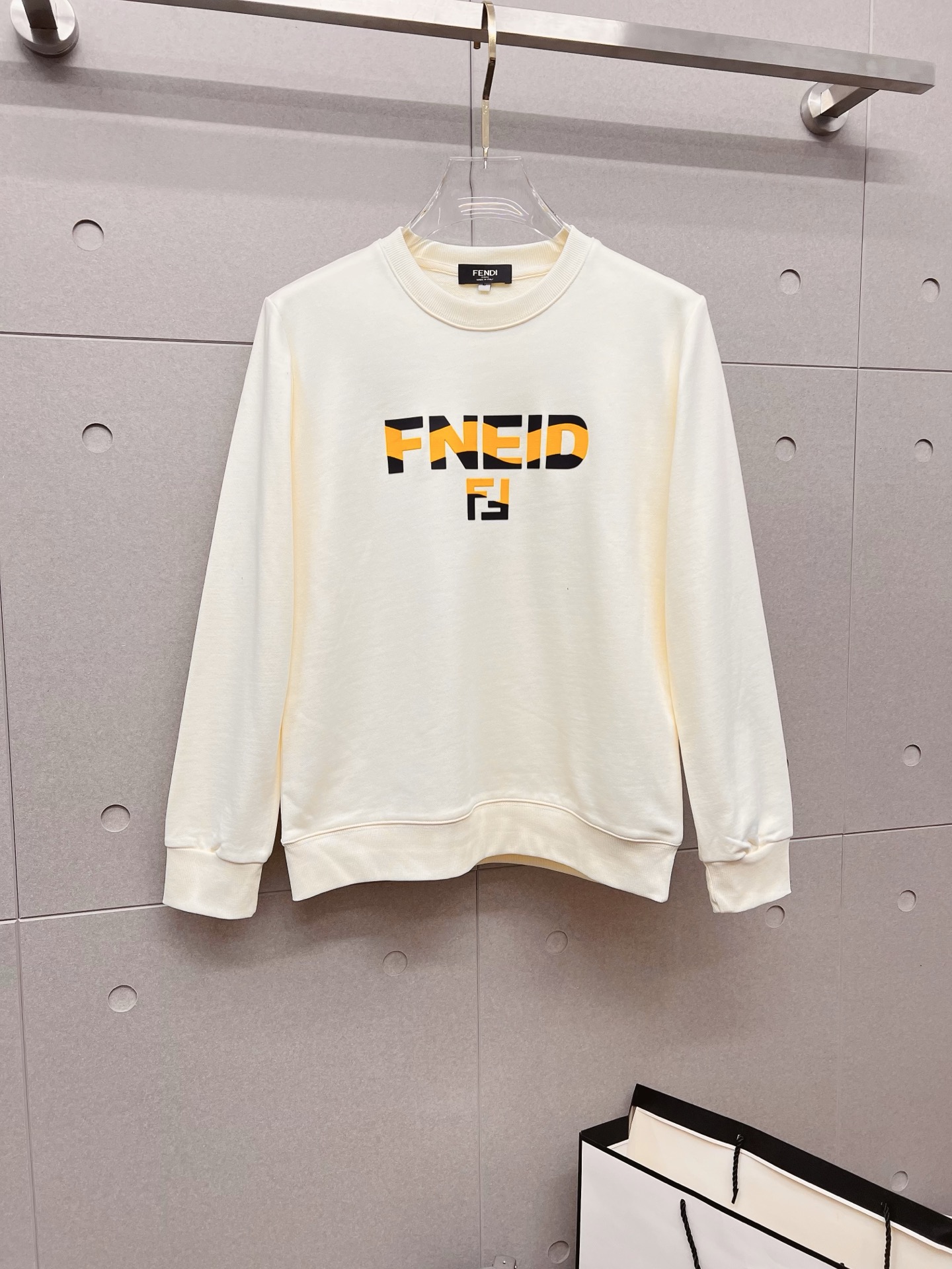 NO:645873,FENDI Fendi autumn and winter new design sweatshirt official website synchronized!  This T-shirt combines minimalist design and exquisite details. The oversize trim is reminiscent of Tyrolean dress details, calling for modern ideas, creating a different conceptual pattern, and injecting rich connotation into the traditional cotton T-shirt. The LOGO on the front graphic webbing is unique and shows the brand's nobility. It highlights the style of a big brand, sets off the minimalist design style, and reveals the elegance at a glance!  As a brand that pursues design and tailoring techniques, the materials used will never disappoint!  The body of this shirt is made of Solona cotton blended 400g fabric, which is noble and exquisite. The cotton surface is full, soft and skin-friendly. In short, such a classic style is a must-have for autumn and winter!  M-4XL,,fendi,fendi,versace,hoodie,sweatshirts,tees,t-shirt,alexander wang19860909FENDI 芬迪 秋冬 新款设计感卫衣 官网同步！这款T恤极简主义设计和精美细节于一身.Oversize饰边引人联想蒂罗尔着装细节,召唤摩登新意,造就不同以往的概念化图案,为传统棉质T恤注入丰盈内涵.前幅图形织带车出的LOGO,别具一番特色,更显品牌尊贵 彰显大牌风范,衬托出了极简主义的设计风格,把优雅风展露的一览无余！ 作为一个追求设计感和裁剪工艺的品牌,用料永远不会让人失望！本款衫身采用索洛纳棉混纺400 克面料,高贵精致,布面棉质饱满柔软亲肤 总之这么经典的款,秋冬必备！M-4XL,,fendi,fendi,versace,hoodie,sweatshirts,tees，t-shirt,alexander wang,Men's clothing