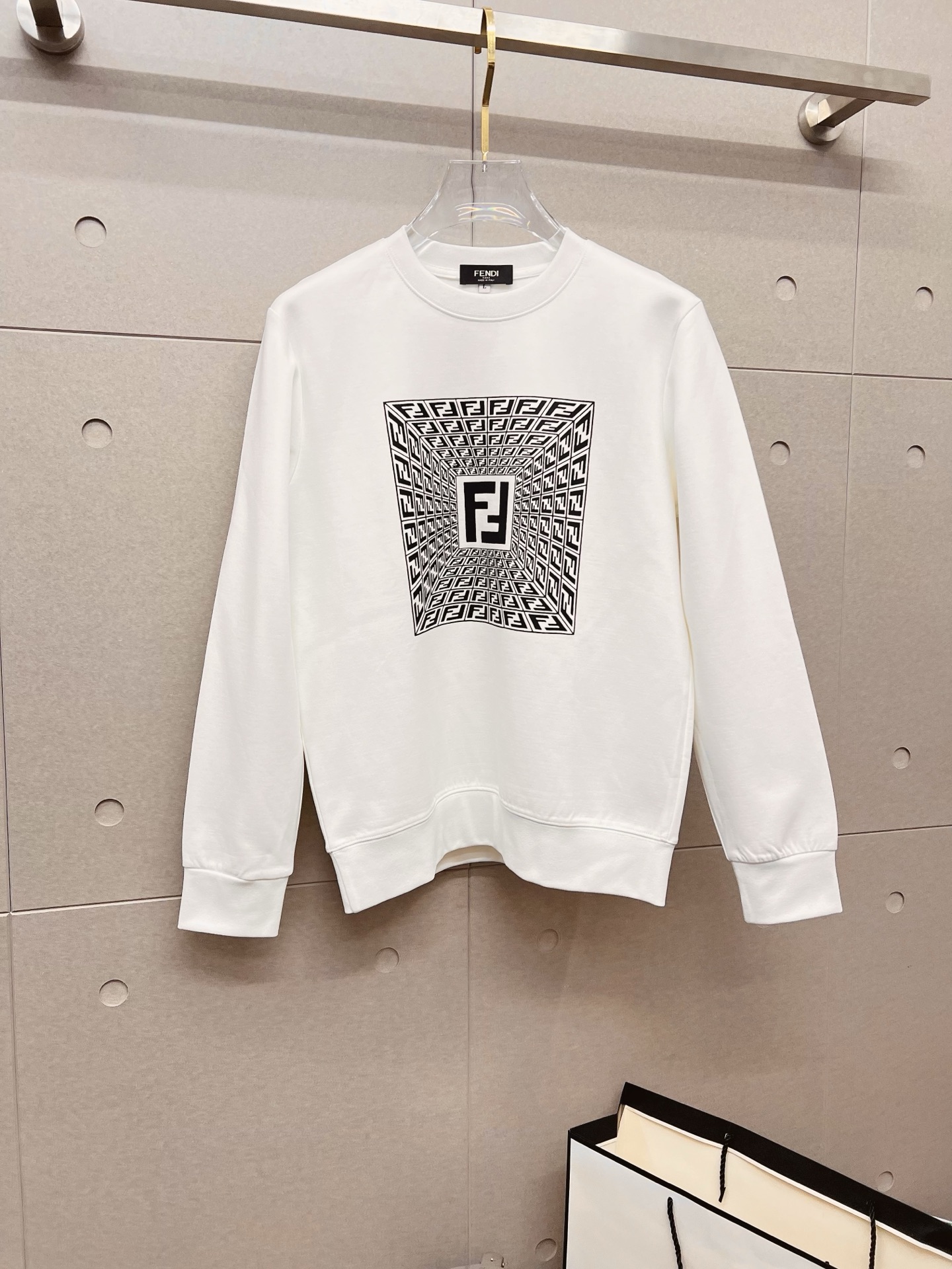 NO:645894,FENDI Fendi autumn and winter new design sweatshirt official website synchronized!  This T-shirt combines minimalist design and exquisite details. The oversize trim is reminiscent of Tyrolean dress details, calling for modern ideas, creating a different conceptual pattern, and injecting rich connotation into the traditional cotton T-shirt. The LOGO on the front graphic webbing is unique and shows the brand's nobility. It highlights the style of a big brand, sets off the minimalist design style, and reveals the elegance at a glance!  As a brand that pursues design and tailoring techniques, the materials used will never disappoint!  The body of this shirt is made of Solona cotton blended 400g fabric, which is noble and exquisite. The cotton surface is full, soft and skin-friendly. In short, such a classic style is a must-have for autumn and winter!  M-4XL,,fendi,fendi,versace,hoodie,sweatshirts,tees,t-shirt,alexander wang19860909FENDI 芬迪 秋冬 新款设计感卫衣 官网同步！这款T恤极简主义设计和精美细节于一身.Oversize饰边引人联想蒂罗尔着装细节,召唤摩登新意,造就不同以往的概念化图案,为传统棉质T恤注入丰盈内涵.前幅图形织带车出的LOGO,别具一番特色,更显品牌尊贵 彰显大牌风范,衬托出了极简主义的设计风格,把优雅风展露的一览无余！ 作为一个追求设计感和裁剪工艺的品牌,用料永远不会让人失望！本款衫身采用索洛纳棉混纺400 克面料,高贵精致,布面棉质饱满柔软亲肤 总之这么经典的款,秋冬必备！M-4XL,,fendi,fendi,versace,hoodie,sweatshirts,tees，t-shirt,alexander wang,Men's clothing