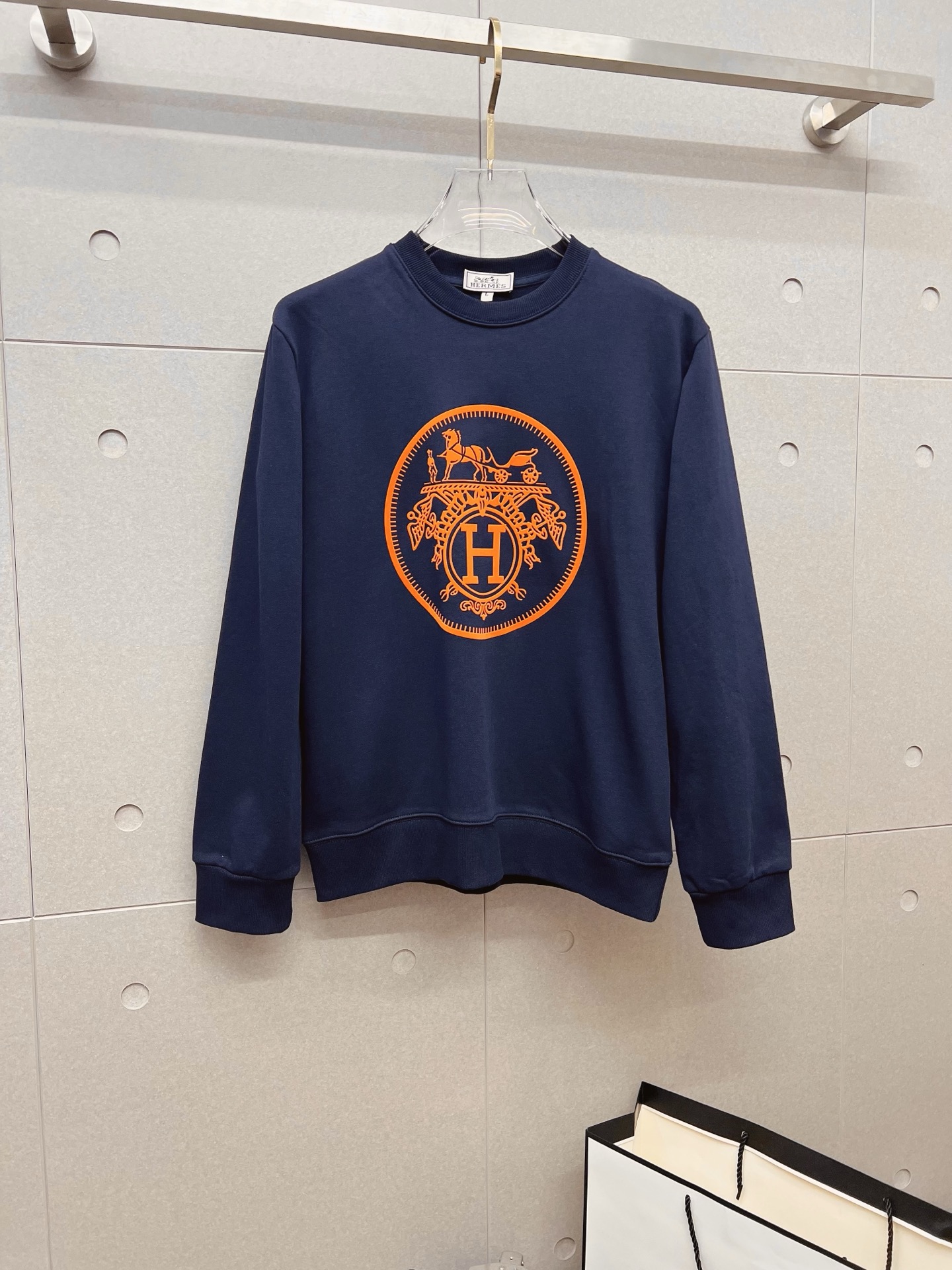 NO:645878,Hermes autumn and winter new design sweatshirt official website synchronized!  This T-shirt combines minimalist design and exquisite details. The oversize trim is reminiscent of Tyrolean dress details, calling for modern ideas, creating a different conceptual pattern, and injecting rich connotation into the traditional cotton T-shirt. The LOGO on the front graphic webbing is unique and shows the brand's nobility. It highlights the style of a big brand, sets off the minimalist design style, and reveals the elegance at a glance!  As a brand that pursues design and tailoring techniques, the materials used will never disappoint!  The body of this shirt is made of Solona cotton blended 400g fabric, which is noble and exquisite. The cotton surface is full, soft and skin-friendly. In short, such a classic style is a must-have for autumn and winter!  M-4XL,,hermes,versace,hoodie,sweatshirts,tees,t-shirt,alexander wang19860909爱马仕 秋冬 新款设计感卫衣 官网同步！这款T恤极简主义设计和精美细节于一身.Oversize饰边引人联想蒂罗尔着装细节,召唤摩登新意,造就不同以往的概念化图案,为传统棉质T恤注入丰盈内涵.前幅图形织带车出的LOGO,别具一番特色,更显品牌尊贵 彰显大牌风范,衬托出了极简主义的设计风格,把优雅风展露的一览无余！ 作为一个追求设计感和裁剪工艺的品牌,用料永远不会让人失望！本款衫身采用索洛纳棉混纺400 克面料,高贵精致,布面棉质饱满柔软亲肤 总之这么经典的款,秋冬必备！M-4XL,,hermes,versace,hoodie,sweatshirts,tees，t-shirt,alexander wang,Men's clothing