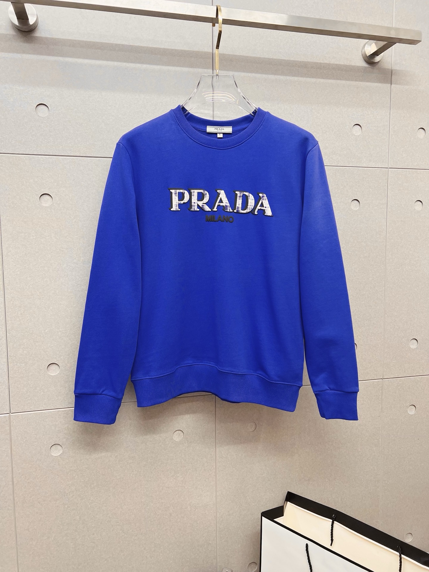 NO:645882,PRADA Prada autumn and winter new design sweatshirt official website synchronized!  This T-shirt combines minimalist design and exquisite details. The oversize trim is reminiscent of Tyrolean dress details, calling for modern ideas, creating a different conceptual pattern, and injecting rich connotation into the traditional cotton T-shirt. The LOGO on the front graphic webbing is unique and shows the brand's nobility. It highlights the style of a big brand, sets off the minimalist design style, and reveals the elegance at a glance!  As a brand that pursues design and tailoring techniques, the materials used will never disappoint!  The body of this shirt is made of Solona cotton blended 400g fabric, which is noble and exquisite. The cotton surface is full, soft and skin-friendly. In short, such a classic style is a must-have for autumn and winter!  M-4XL,,prada,prada,versace,hoodie,sweatshirts,tees,t-shirt,alexander wang19860909PRADA 普拉达 秋冬 新款设计感卫衣 官网同步！这款T恤极简主义设计和精美细节于一身.Oversize饰边引人联想蒂罗尔着装细节,召唤摩登新意,造就不同以往的概念化图案,为传统棉质T恤注入丰盈内涵.前幅图形织带车出的LOGO,别具一番特色,更显品牌尊贵 彰显大牌风范,衬托出了极简主义的设计风格,把优雅风展露的一览无余！ 作为一个追求设计感和裁剪工艺的品牌,用料永远不会让人失望！本款衫身采用索洛纳棉混纺400 克面料,高贵精致,布面棉质饱满柔软亲肤 总之这么经典的款,秋冬必备！M-4XL,,prada,prada,versace,hoodie,sweatshirts,tees，t-shirt,alexander wang,Men's clothing