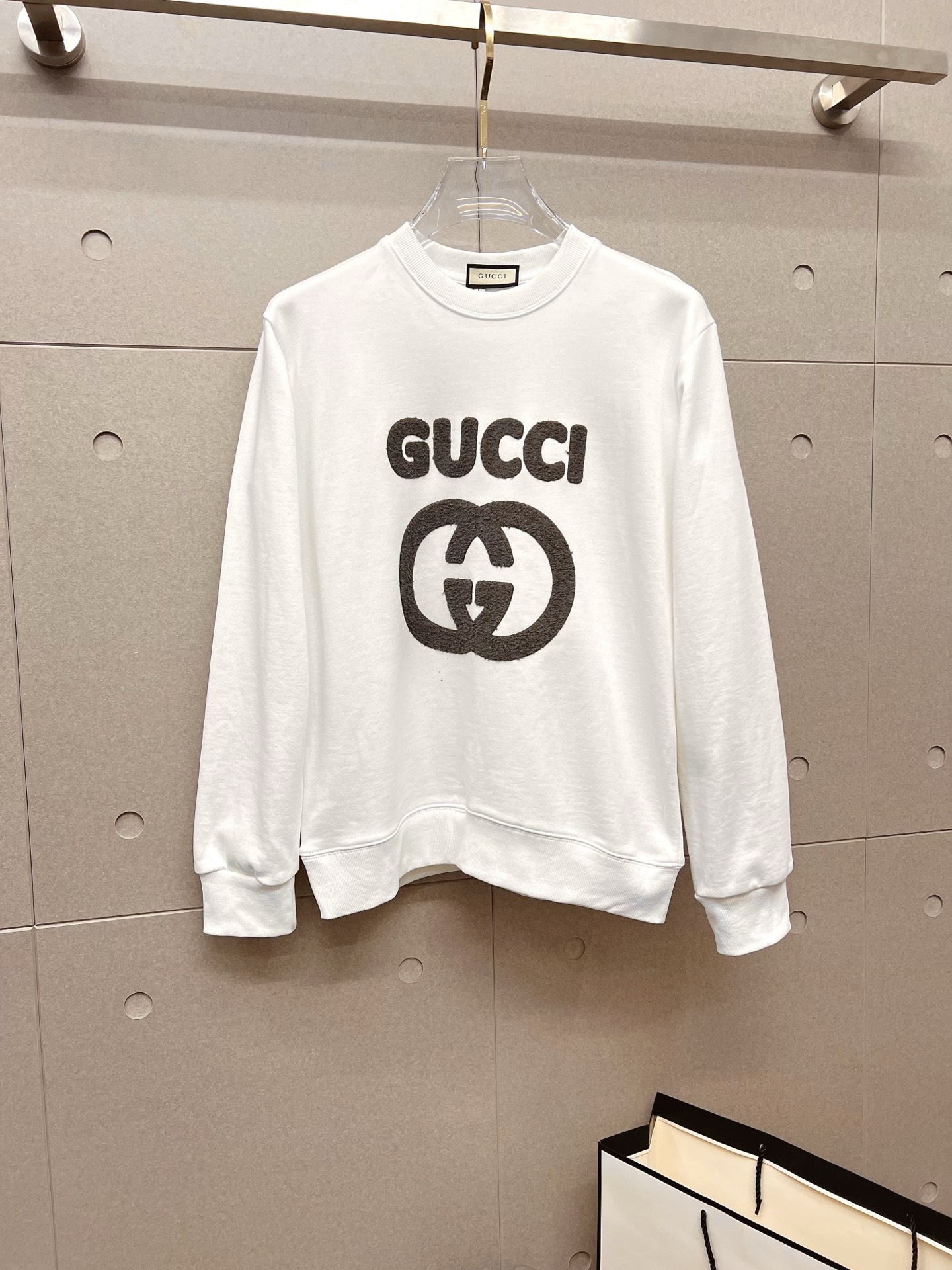NO:645901,GUCCI Gucci autumn and winter new design sweatshirt official website synchronized!  This T-shirt combines minimalist design and exquisite details. The oversize trim is reminiscent of Tyrolean dress details, calling for modern ideas, creating a different conceptual pattern, and injecting rich connotation into the traditional cotton T-shirt. The LOGO on the front graphic webbing is unique and shows the brand's nobility. It highlights the style of a big brand, sets off the minimalist design style, and reveals the elegance at a glance!  As a brand that pursues design and tailoring techniques, the materials used will never disappoint!  The body of this shirt is made of Solona cotton blended 400g fabric, which is noble and exquisite. The cotton surface is full, soft and skin-friendly. In short, such a classic style is a must-have for autumn and winter!  M-4XL,,gucci,versace,hoodie,sweatshirts,tees,t-shirt,alexander wang19860909GUCCI 古奇 秋冬 新款设计感卫衣 官网同步！这款T恤极简主义设计和精美细节于一身.Oversize饰边引人联想蒂罗尔着装细节,召唤摩登新意,造就不同以往的概念化图案,为传统棉质T恤注入丰盈内涵.前幅图形织带车出的LOGO,别具一番特色,更显品牌尊贵 彰显大牌风范,衬托出了极简主义的设计风格,把优雅风展露的一览无余！ 作为一个追求设计感和裁剪工艺的品牌,用料永远不会让人失望！本款衫身采用索洛纳棉混纺400 克面料,高贵精致,布面棉质饱满柔软亲肤 总之这么经典的款,秋冬必备！M-4XL,,gucci,versace,hoodie,sweatshirts,tees，t-shirt,alexander wang,Men's clothing