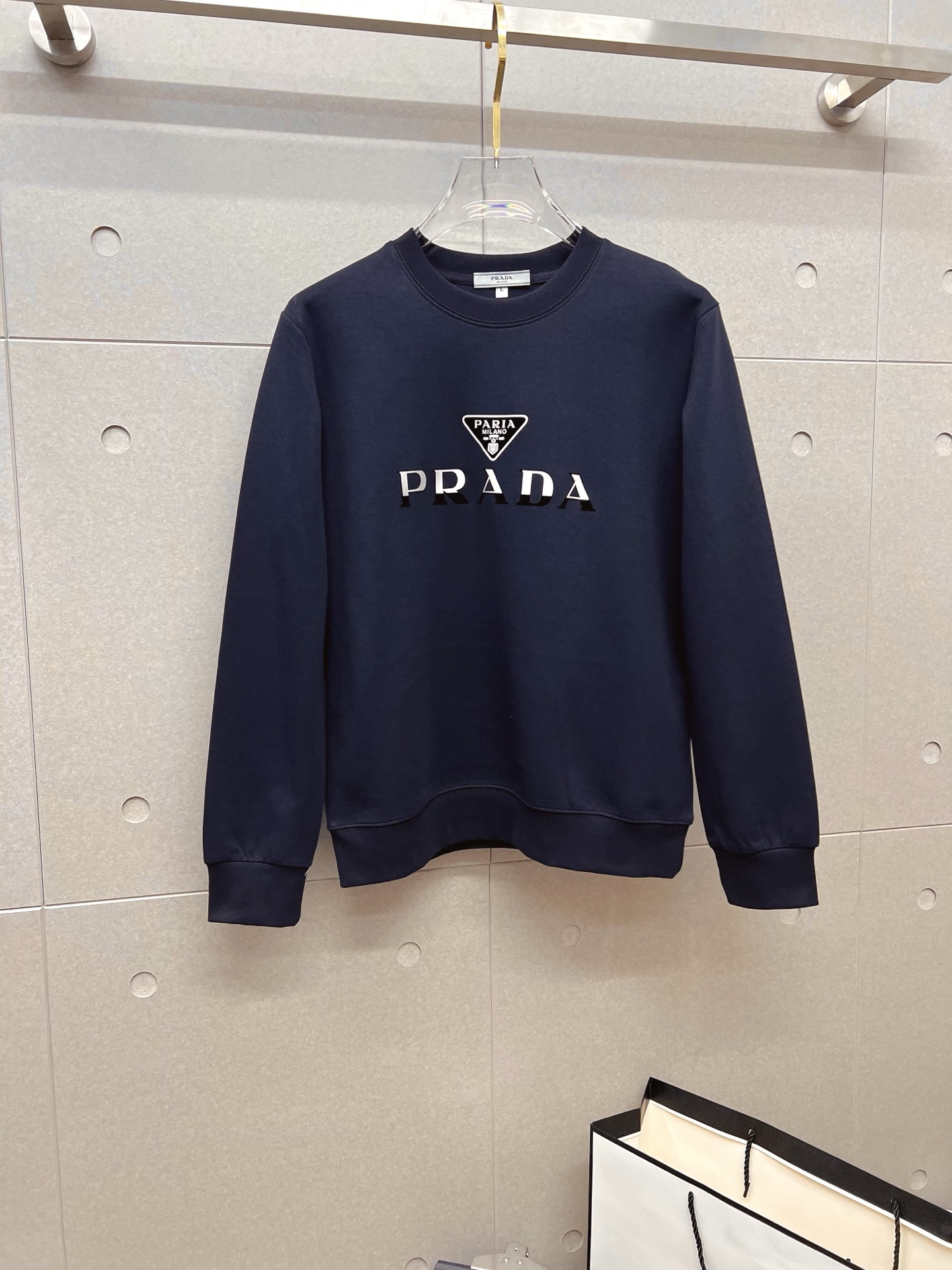 NO:645897,PRADA Prada autumn and winter new design sweatshirt official website synchronized!  This T-shirt combines minimalist design and exquisite details. The oversize trim is reminiscent of Tyrolean dress details, calling for modern ideas, creating a different conceptual pattern, and injecting rich connotation into the traditional cotton T-shirt. The LOGO on the front graphic webbing is unique and shows the brand's nobility. It highlights the style of a big brand, sets off the minimalist design style, and reveals the elegance at a glance!  As a brand that pursues design and tailoring techniques, the materials used will never disappoint!  The body of this shirt is made of Solona cotton blended 400g fabric, which is noble and exquisite. The cotton surface is full, soft and skin-friendly. In short, such a classic style is a must-have for autumn and winter!  M-4XL,,prada,prada,versace,hoodie,sweatshirts,tees,t-shirt,alexander wang19860909PRADA 普拉达 秋冬 新款设计感卫衣 官网同步！这款T恤极简主义设计和精美细节于一身.Oversize饰边引人联想蒂罗尔着装细节,召唤摩登新意,造就不同以往的概念化图案,为传统棉质T恤注入丰盈内涵.前幅图形织带车出的LOGO,别具一番特色,更显品牌尊贵 彰显大牌风范,衬托出了极简主义的设计风格,把优雅风展露的一览无余！ 作为一个追求设计感和裁剪工艺的品牌,用料永远不会让人失望！本款衫身采用索洛纳棉混纺400 克面料,高贵精致,布面棉质饱满柔软亲肤 总之这么经典的款,秋冬必备！M-4XL,,prada,prada,versace,hoodie,sweatshirts,tees，t-shirt,alexander wang,Men's clothing