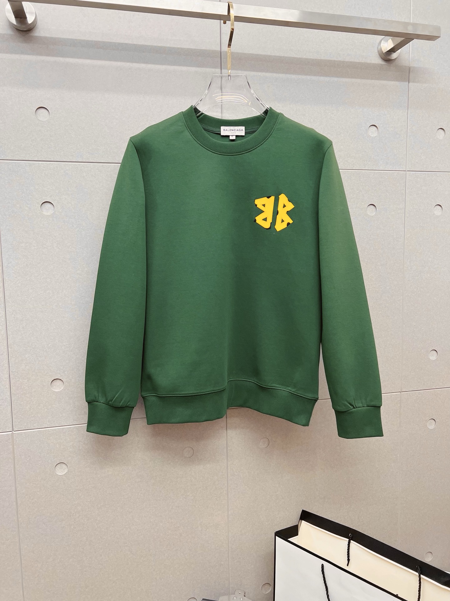 NO:645886,Balenciaga autumn and winter new design sweatshirt official website synchronized!  This T-shirt combines minimalist design and exquisite details. The oversize trim is reminiscent of Tyrolean dress details, calling for modern ideas, creating a different conceptual pattern, and injecting rich connotation into the traditional cotton T-shirt. The LOGO on the front graphic webbing is unique and shows the brand's nobility. It highlights the style of a big brand, sets off the minimalist design style, and reveals the elegance at a glance!  As a brand that pursues design and tailoring techniques, the materials used will never disappoint!  The body of this shirt is made of Solona cotton blended 400g fabric, which is noble and exquisite. The cotton surface is full, soft and skin-friendly. In short, such a classic style is a must-have for autumn and winter!  M-4XL,,balenciaga,versace,hoodie,sweatshirts,tees,t-shirt,alexander wang19860909巴黎世家 秋冬 新款设计感卫衣 官网同步！这款T恤极简主义设计和精美细节于一身.Oversize饰边引人联想蒂罗尔着装细节,召唤摩登新意,造就不同以往的概念化图案,为传统棉质T恤注入丰盈内涵.前幅图形织带车出的LOGO,别具一番特色,更显品牌尊贵 彰显大牌风范,衬托出了极简主义的设计风格,把优雅风展露的一览无余！ 作为一个追求设计感和裁剪工艺的品牌,用料永远不会让人失望！本款衫身采用索洛纳棉混纺400 克面料,高贵精致,布面棉质饱满柔软亲肤 总之这么经典的款,秋冬必备！M-4XL,,balenciaga,versace,hoodie,sweatshirts,tees，t-shirt,alexander wang,Men's clothing