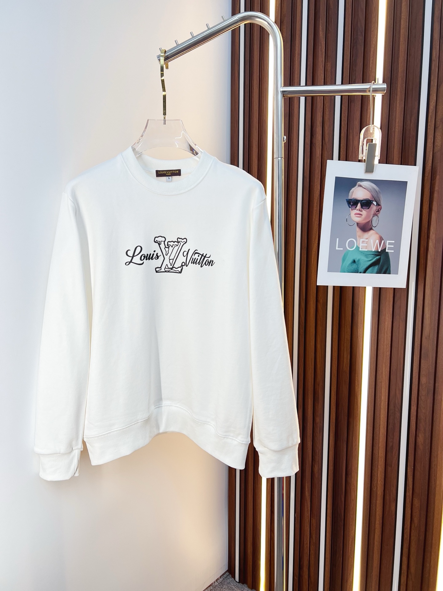 NO:652993,LV 2025 autumn and winter new design sweatshirt official website synchronized!  This T-shirt combines minimalist design and exquisite details. The oversize trim is reminiscent of Tyrolean dress details, calling for modern ideas, creating a different conceptual pattern, and injecting rich connotation into the traditional cotton T-shirt. The LOGO on the front graphic webbing is unique and shows the brand's nobility. It highlights the style of a big brand, sets off the minimalist design style, and reveals the elegance at a glance!  As a brand that pursues design and tailoring techniques, the materials used will never disappoint!  The body of this shirt is made of Solona cotton blended 400g fabric, which is noble and exquisite. The cotton surface is full, soft and skin-friendly. In short, such a classic style is a must-have for autumn and winter!  M-4XL,,louis vuitton,versace,hoodie,sweatshirts,tees,t-shirt,alexander wang19860909LV 2025秋冬 新款设计感卫衣 官网同步！这款T恤极简主义设计和精美细节于一身.Oversize饰边引人联想蒂罗尔着装细节,召唤摩登新意,造就不同以往的概念化图案,为传统棉质T恤注入丰盈内涵.前幅图形织带车出的LOGO,别具一番特色,更显品牌尊贵 彰显大牌风范,衬托出了极简主义的设计风格,把优雅风展露的一览无余！ 作为一个追求设计感和裁剪工艺的品牌,用料永远不会让人失望！本款衫身采用索洛纳棉混纺400 克面料,高贵精致,布面棉质饱满柔软亲肤 总之这么经典的款,秋冬必备！M-4XL,,louis vuitton,versace,hoodie,sweatshirts,tees，t-shirt,alexander wang,Men's clothing