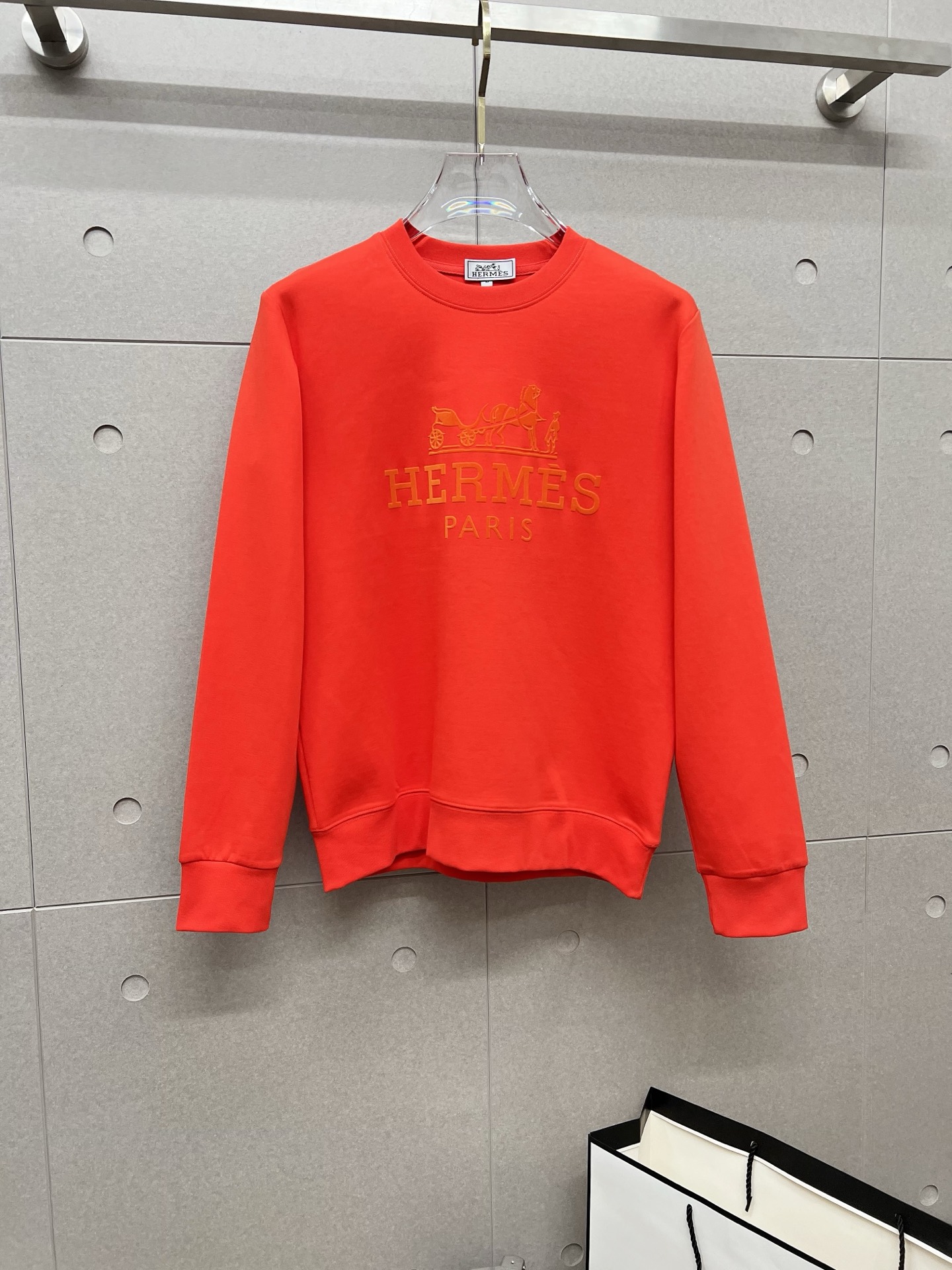 NO:645890,Hermes autumn and winter new design sweatshirt official website synchronized!  This T-shirt combines minimalist design and exquisite details. The oversize trim is reminiscent of Tyrolean dress details, calling for modern ideas, creating a different conceptual pattern, and injecting rich connotation into the traditional cotton T-shirt. The LOGO on the front graphic webbing is unique and shows the brand's nobility. It highlights the style of a big brand, sets off the minimalist design style, and reveals the elegance at a glance!  As a brand that pursues design and tailoring techniques, the materials used will never disappoint!  The body of this shirt is made of Solona cotton blended 400g fabric, which is noble and exquisite. The cotton surface is full, soft and skin-friendly. In short, such a classic style is a must-have for autumn and winter!  M-4XL,,hermes,versace,hoodie,sweatshirts,tees,t-shirt,alexander wang19860909爱马仕 秋冬 新款设计感卫衣 官网同步！这款T恤极简主义设计和精美细节于一身.Oversize饰边引人联想蒂罗尔着装细节,召唤摩登新意,造就不同以往的概念化图案,为传统棉质T恤注入丰盈内涵.前幅图形织带车出的LOGO,别具一番特色,更显品牌尊贵 彰显大牌风范,衬托出了极简主义的设计风格,把优雅风展露的一览无余！ 作为一个追求设计感和裁剪工艺的品牌,用料永远不会让人失望！本款衫身采用索洛纳棉混纺400 克面料,高贵精致,布面棉质饱满柔软亲肤 总之这么经典的款,秋冬必备！M-4XL,,hermes,versace,hoodie,sweatshirts,tees，t-shirt,alexander wang,Men's clothing