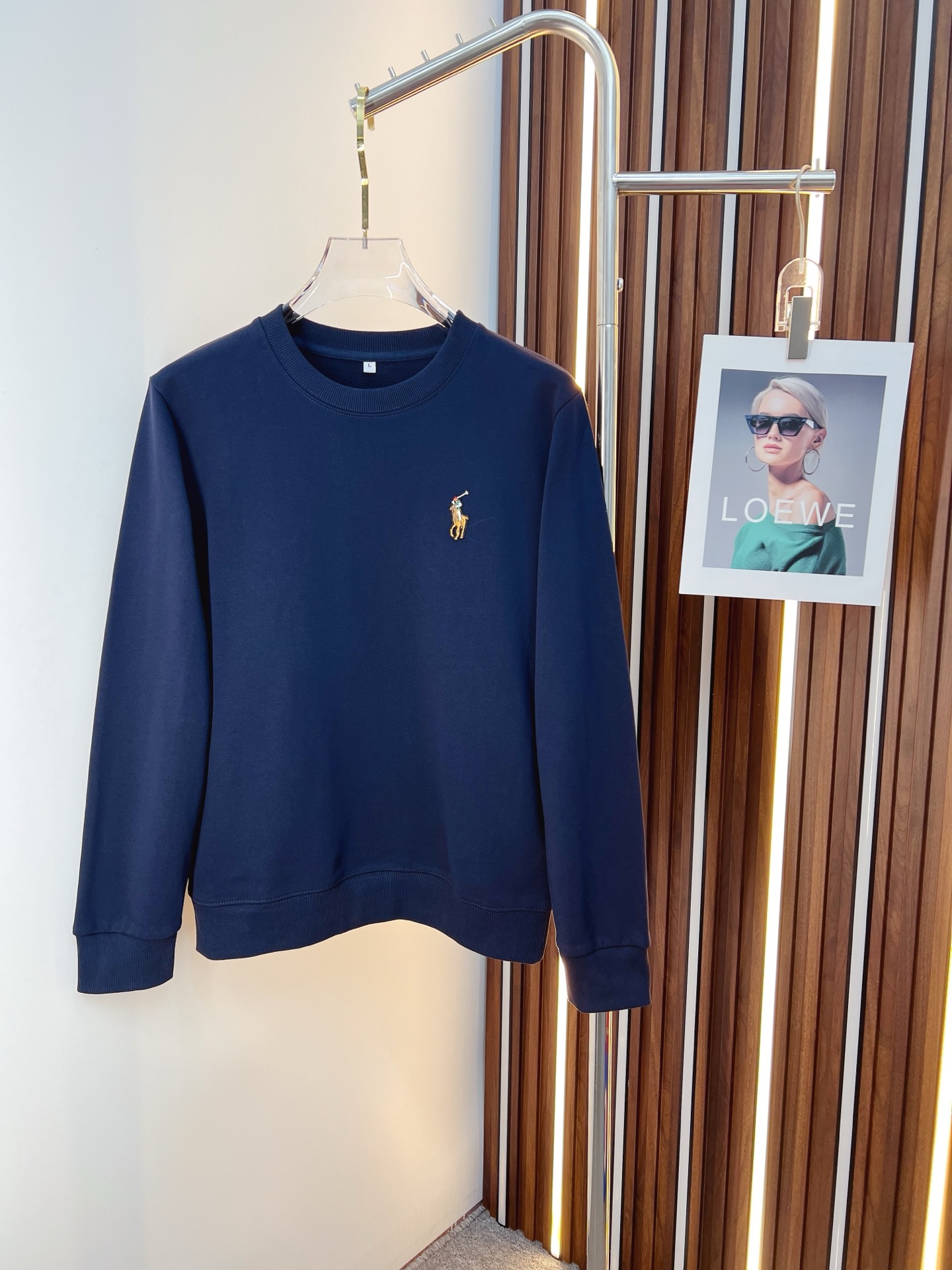 NO:653002,POLO Paul 2025 autumn and winter new design sweatshirt official website synchronized!  This T-shirt combines minimalist design and exquisite details. The oversize trim is reminiscent of Tyrolean dress details, calling for modern ideas, creating a different conceptual pattern, and injecting rich connotation into the traditional cotton T-shirt. The LOGO on the front graphic webbing is unique and shows the brand's nobility. It highlights the style of a big brand, sets off the minimalist design style, and reveals the elegance at a glance!  As a brand that pursues design and tailoring techniques, the materials used will never disappoint!  The body of this shirt is made of Solona cotton blended 400g fabric, which is noble and exquisite. The cotton surface is full, soft and skin-friendly. In short, such a classic style is a must-have for autumn and winter!  M-4XL,,versace,hoodie,sweatshirts,tees,t-shirt,alexander wang19860909POLO 保罗 2025秋冬 新款设计感卫衣 官网同步！这款T恤极简主义设计和精美细节于一身.Oversize饰边引人联想蒂罗尔着装细节,召唤摩登新意,造就不同以往的概念化图案,为传统棉质T恤注入丰盈内涵.前幅图形织带车出的LOGO,别具一番特色,更显品牌尊贵 彰显大牌风范,衬托出了极简主义的设计风格,把优雅风展露的一览无余！ 作为一个追求设计感和裁剪工艺的品牌,用料永远不会让人失望！本款衫身采用索洛纳棉混纺400 克面料,高贵精致,布面棉质饱满柔软亲肤 总之这么经典的款,秋冬必备！M-4XL,,versace,hoodie,sweatshirts,tees，t-shirt,alexander wang,Men's clothing