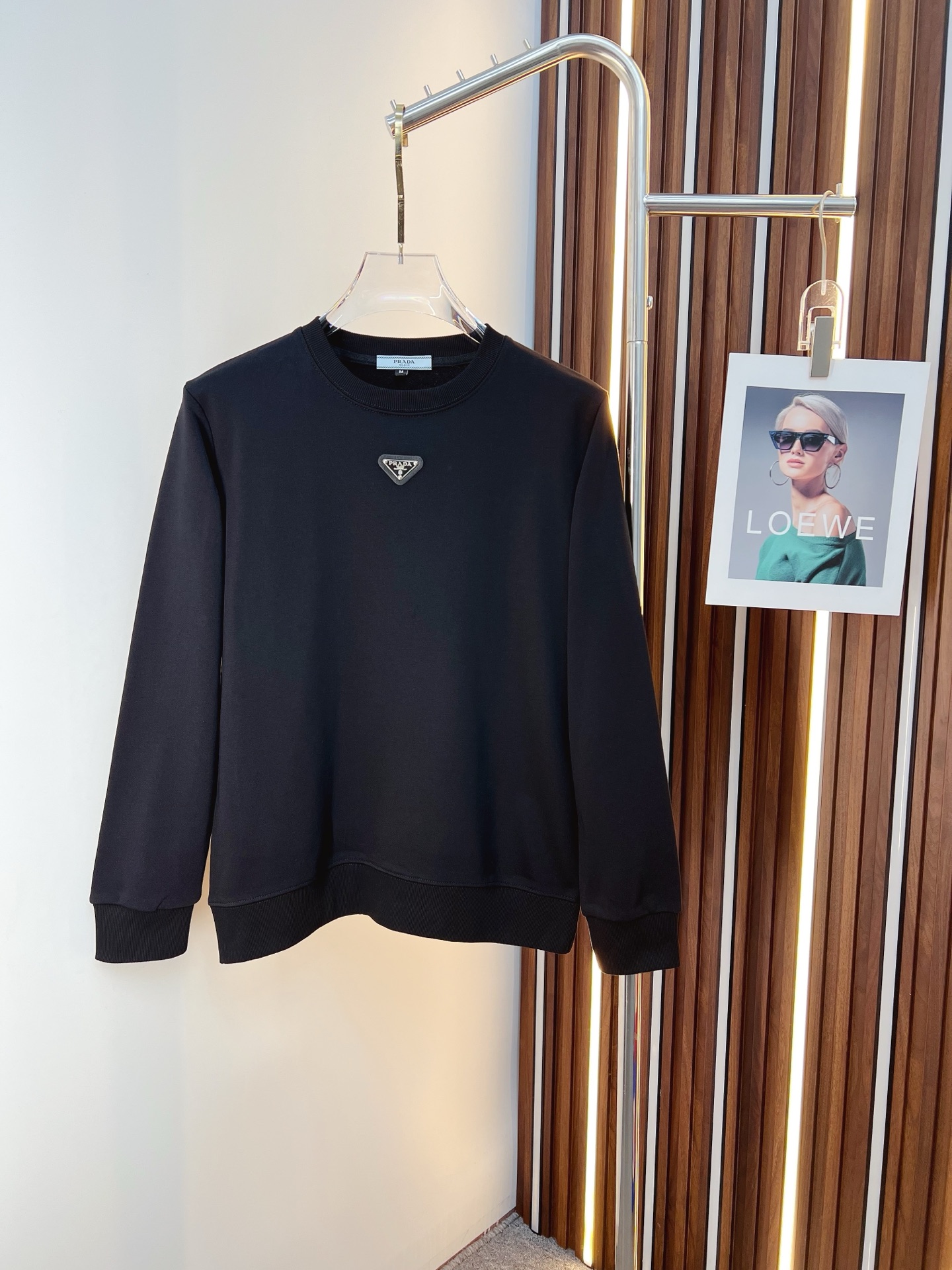 NO:653011,PRADA 2025 autumn and winter new design sweatshirt official website synchronized!  This T-shirt combines minimalist design and exquisite details. The oversize trim is reminiscent of Tyrolean dress details, calling for modern ideas, creating a different conceptual pattern, and injecting rich connotation into the traditional cotton T-shirt. The LOGO on the front graphic webbing is unique and shows the brand's nobility. It highlights the style of a big brand, sets off the minimalist design style, and reveals the elegance at a glance!  As a brand that pursues design and tailoring techniques, the materials used will never disappoint!  The body of this shirt is made of Solona cotton blended 400g fabric, which is noble and exquisite. The cotton surface is full, soft and skin-friendly. In short, such a classic style is a must-have for autumn and winter!  M-4XL,,prada,prada,versace,hoodie,sweatshirts,tees,t-shirt,alexander wang19860909PRADA 普拉达 2025秋冬 新款设计感卫衣 官网同步！这款T恤极简主义设计和精美细节于一身.Oversize饰边引人联想蒂罗尔着装细节,召唤摩登新意,造就不同以往的概念化图案,为传统棉质T恤注入丰盈内涵.前幅图形织带车出的LOGO,别具一番特色,更显品牌尊贵 彰显大牌风范,衬托出了极简主义的设计风格,把优雅风展露的一览无余！ 作为一个追求设计感和裁剪工艺的品牌,用料永远不会让人失望！本款衫身采用索洛纳棉混纺400 克面料,高贵精致,布面棉质饱满柔软亲肤 总之这么经典的款,秋冬必备！M-4XL,,prada,prada,versace,hoodie,sweatshirts,tees，t-shirt,alexander wang,Men's clothing