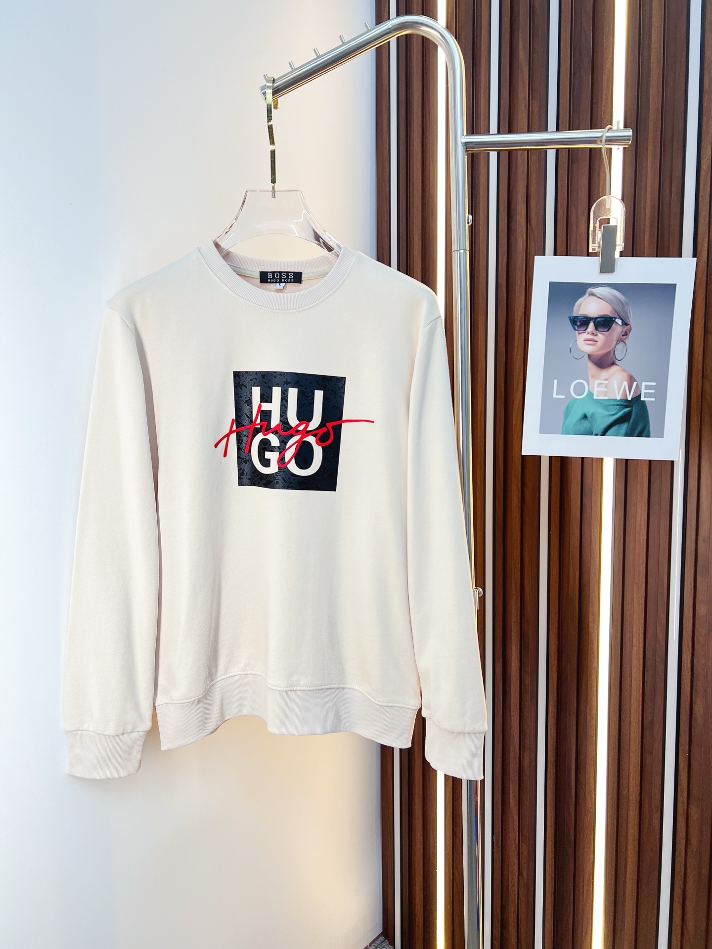 NO:653020,BOSS 2025 autumn and winter new design sweatshirt official website synchronized!  This T-shirt combines minimalist design and exquisite details. The oversize trim is reminiscent of Tyrolean dress details, calling for modern ideas, creating a different conceptual pattern, and injecting rich connotation into the traditional cotton T-shirt. The LOGO on the front graphic webbing is unique and shows the brand's nobility. It highlights the style of a big brand, sets off the minimalist design style, and reveals the elegance at a glance!  As a brand that pursues design and tailoring techniques, the materials used will never disappoint!  The body of this shirt is made of Solona cotton blended 400g fabric, which is noble and exquisite. The cotton surface is full, soft and skin-friendly. In short, such a classic style is a must-have for autumn and winter!  M-4XL,,versace,hoodie,sweatshirts,tees,t-shirt,alexander wang19860909BOSS 2025秋冬 新款设计感卫衣 官网同步！这款T恤极简主义设计和精美细节于一身.Oversize饰边引人联想蒂罗尔着装细节,召唤摩登新意,造就不同以往的概念化图案,为传统棉质T恤注入丰盈内涵.前幅图形织带车出的LOGO,别具一番特色,更显品牌尊贵 彰显大牌风范,衬托出了极简主义的设计风格,把优雅风展露的一览无余！ 作为一个追求设计感和裁剪工艺的品牌,用料永远不会让人失望！本款衫身采用索洛纳棉混纺400 克面料,高贵精致,布面棉质饱满柔软亲肤 总之这么经典的款,秋冬必备！M-4XL,,versace,hoodie,sweatshirts,tees，t-shirt,alexander wang,Men's clothing