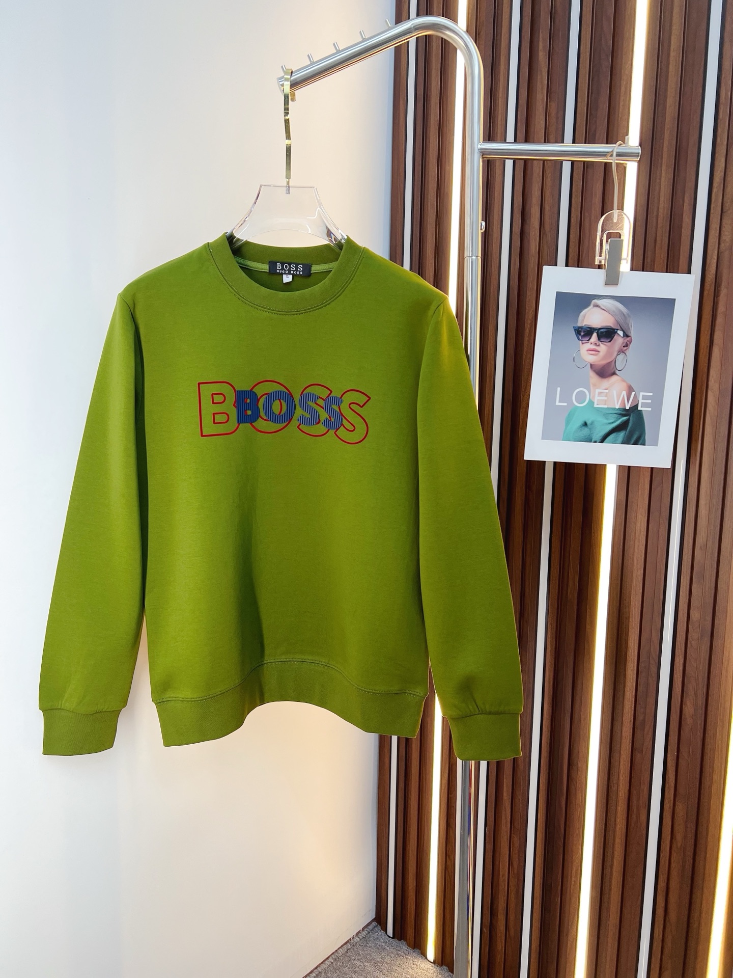 NO:653046,BOSS 2025 autumn and winter new design sweatshirt official website synchronized!  This T-shirt combines minimalist design and exquisite details. The oversize trim is reminiscent of Tyrolean dress details, calling for modern ideas, creating a different conceptual pattern, and injecting rich connotation into the traditional cotton T-shirt. The LOGO on the front graphic webbing is unique and shows the brand's nobility. It highlights the style of a big brand, sets off the minimalist design style, and reveals the elegance at a glance!  As a brand that pursues design and tailoring techniques, the materials used will never disappoint!  The body of this shirt is made of Solona cotton blended 400g fabric, which is noble and exquisite. The cotton surface is full, soft and skin-friendly. In short, such a classic style is a must-have for autumn and winter!  M-4XL,,versace,hoodie,sweatshirts,tees,t-shirt,alexander wang19860909BOSS 2025秋冬 新款设计感卫衣 官网同步！这款T恤极简主义设计和精美细节于一身.Oversize饰边引人联想蒂罗尔着装细节,召唤摩登新意,造就不同以往的概念化图案,为传统棉质T恤注入丰盈内涵.前幅图形织带车出的LOGO,别具一番特色,更显品牌尊贵 彰显大牌风范,衬托出了极简主义的设计风格,把优雅风展露的一览无余！ 作为一个追求设计感和裁剪工艺的品牌,用料永远不会让人失望！本款衫身采用索洛纳棉混纺400 克面料,高贵精致,布面棉质饱满柔软亲肤 总之这么经典的款,秋冬必备！M-4XL,,versace,hoodie,sweatshirts,tees，t-shirt,alexander wang,Men's clothing