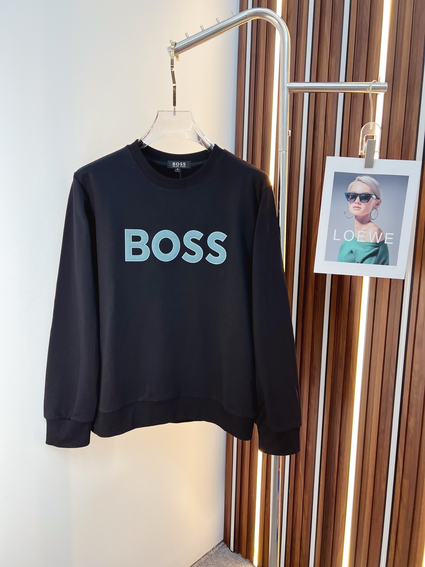 NO:652987,BOSS 2025 autumn and winter new design sweatshirt official website synchronized!  This T-shirt combines minimalist design and exquisite details. The oversize trim is reminiscent of Tyrolean dress details, calling for modern ideas, creating a different conceptual pattern, and injecting rich connotation into the traditional cotton T-shirt. The LOGO on the front graphic webbing is unique and shows the brand's nobility. It highlights the style of a big brand, sets off the minimalist design style, and reveals the elegance at a glance!  As a brand that pursues design and tailoring techniques, the materials used will never disappoint!  The body of this shirt is made of Solona cotton blended 400g fabric, which is noble and exquisite. The cotton surface is full, soft and skin-friendly. In short, such a classic style is a must-have for autumn and winter!  M-4XL,,versace,hoodie,sweatshirts,tees,t-shirt,alexander wang19860909BOSS 2025秋冬 新款设计感卫衣 官网同步！这款T恤极简主义设计和精美细节于一身.Oversize饰边引人联想蒂罗尔着装细节,召唤摩登新意,造就不同以往的概念化图案,为传统棉质T恤注入丰盈内涵.前幅图形织带车出的LOGO,别具一番特色,更显品牌尊贵 彰显大牌风范,衬托出了极简主义的设计风格,把优雅风展露的一览无余！ 作为一个追求设计感和裁剪工艺的品牌,用料永远不会让人失望！本款衫身采用索洛纳棉混纺400 克面料,高贵精致,布面棉质饱满柔软亲肤 总之这么经典的款,秋冬必备！M-4XL,,versace,hoodie,sweatshirts,tees，t-shirt,alexander wang,Men's clothing