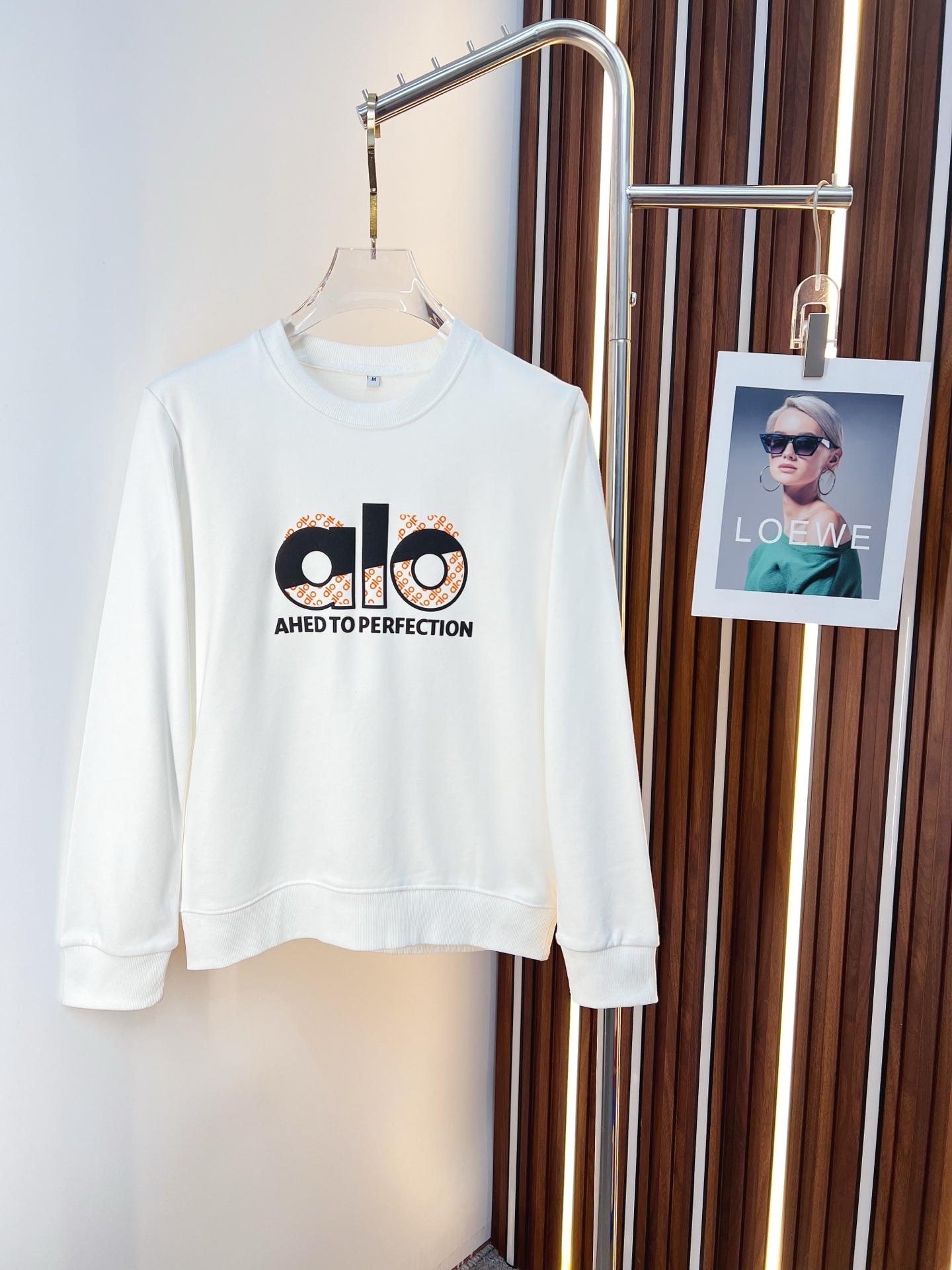 NO:653029,ALO 2025 autumn and winter new design sweatshirt official website synchronized!  This T-shirt combines minimalist design and exquisite details. The oversize trim is reminiscent of Tyrolean dress details, calling for modern ideas, creating a different conceptual pattern, and injecting rich connotation into the traditional cotton T-shirt. The LOGO on the front graphic webbing is unique and shows the brand's nobility. It highlights the style of a big brand, sets off the minimalist design style, and reveals the elegance at a glance!  As a brand that pursues design and tailoring techniques, the materials used will never disappoint!  The body of this shirt is made of Solona cotton blended 400g fabric, which is noble and exquisite. The cotton surface is full, soft and skin-friendly. In short, such a classic style is a must-have for autumn and winter!  M-4XL,,versace,hoodie,sweatshirts,tees,t-shirt,alexander wang19860909ALO 2025秋冬 新款设计感卫衣 官网同步！这款T恤极简主义设计和精美细节于一身.Oversize饰边引人联想蒂罗尔着装细节,召唤摩登新意,造就不同以往的概念化图案,为传统棉质T恤注入丰盈内涵.前幅图形织带车出的LOGO,别具一番特色,更显品牌尊贵 彰显大牌风范,衬托出了极简主义的设计风格,把优雅风展露的一览无余！ 作为一个追求设计感和裁剪工艺的品牌,用料永远不会让人失望！本款衫身采用索洛纳棉混纺400 克面料,高贵精致,布面棉质饱满柔软亲肤 总之这么经典的款,秋冬必备！M-4XL,,versace,hoodie,sweatshirts,tees，t-shirt,alexander wang,Men's clothing