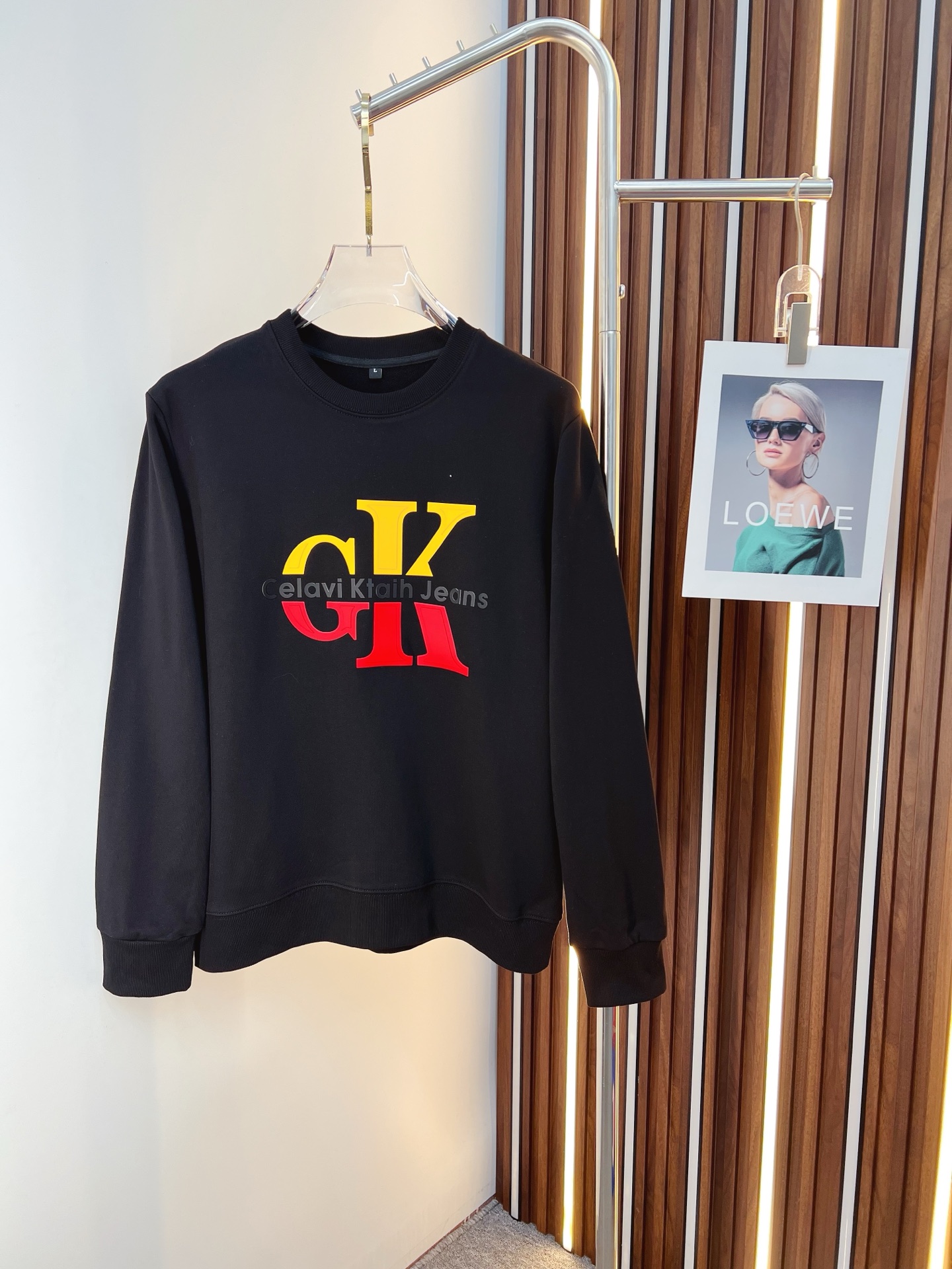 NO:653038,CK 2025 autumn and winter new design sweatshirt official website synchronized!  This T-shirt combines minimalist design and exquisite details. The oversize trim is reminiscent of Tyrolean dress details, calling for modern ideas, creating a different conceptual pattern, and injecting rich connotation into the traditional cotton T-shirt. The LOGO on the front graphic webbing is unique and shows the brand's nobility. It highlights the style of a big brand, sets off the minimalist design style, and reveals the elegance at a glance!  As a brand that pursues design and tailoring techniques, the materials used will never disappoint!  The body of this shirt is made of Solona cotton blended 400g fabric, which is noble and exquisite. The cotton surface is full, soft and skin-friendly. In short, such a classic style is a must-have for autumn and winter!  M-4XL,,versace,hoodie,sweatshirts,tees,t-shirt,alexander wang19860909CK 2025秋冬 新款设计感卫衣 官网同步！这款T恤极简主义设计和精美细节于一身.Oversize饰边引人联想蒂罗尔着装细节,召唤摩登新意,造就不同以往的概念化图案,为传统棉质T恤注入丰盈内涵.前幅图形织带车出的LOGO,别具一番特色,更显品牌尊贵 彰显大牌风范,衬托出了极简主义的设计风格,把优雅风展露的一览无余！ 作为一个追求设计感和裁剪工艺的品牌,用料永远不会让人失望！本款衫身采用索洛纳棉混纺400 克面料,高贵精致,布面棉质饱满柔软亲肤 总之这么经典的款,秋冬必备！M-4XL,,versace,hoodie,sweatshirts,tees，t-shirt,alexander wang,Men's clothing