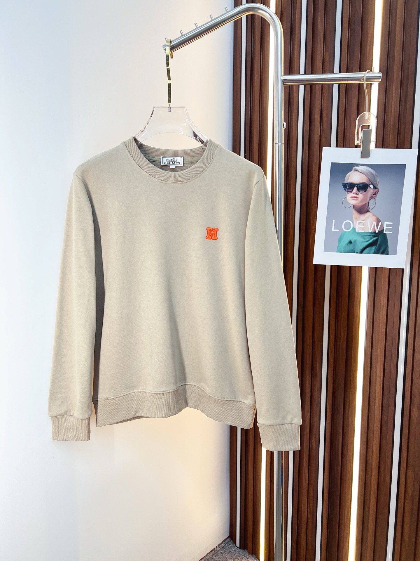 NO:653054,Hermes 2025 autumn and winter new design sweatshirt official website synchronized!  This T-shirt combines minimalist design and exquisite details. The oversize trim is reminiscent of Tyrolean dress details, calling for modern ideas, creating a different conceptual pattern, and injecting rich connotation into the traditional cotton T-shirt. The LOGO on the front graphic webbing is unique and shows the brand's nobility. It highlights the style of a big brand, sets off the minimalist design style, and reveals the elegance at a glance!  As a brand that pursues design and tailoring techniques, the materials used will never disappoint!  The body of this shirt is made of Solona cotton blended 400g fabric, which is noble and exquisite. The cotton surface is full, soft and skin-friendly. In short, such a classic style is a must-have for autumn and winter!  M-4XL,,hermes,versace,hoodie,sweatshirts,tees,t-shirt,alexander wang19860909爱马仕 2025秋冬 新款设计感卫衣 官网同步！这款T恤极简主义设计和精美细节于一身.Oversize饰边引人联想蒂罗尔着装细节,召唤摩登新意,造就不同以往的概念化图案,为传统棉质T恤注入丰盈内涵.前幅图形织带车出的LOGO,别具一番特色,更显品牌尊贵 彰显大牌风范,衬托出了极简主义的设计风格,把优雅风展露的一览无余！ 作为一个追求设计感和裁剪工艺的品牌,用料永远不会让人失望！本款衫身采用索洛纳棉混纺400 克面料,高贵精致,布面棉质饱满柔软亲肤 总之这么经典的款,秋冬必备！M-4XL,,hermes,versace,hoodie,sweatshirts,tees，t-shirt,alexander wang,Men's clothing