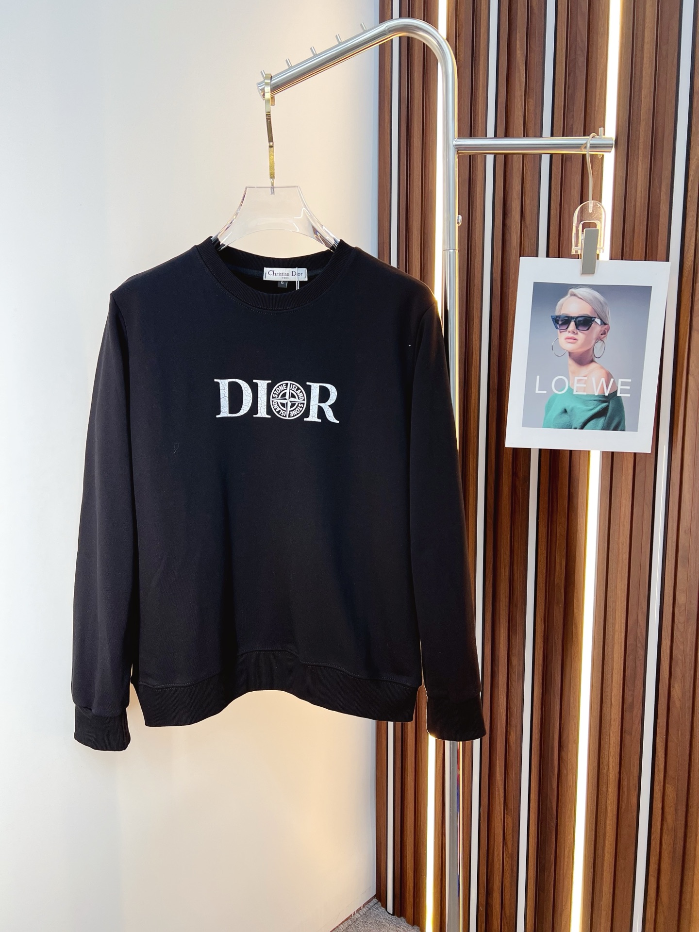 NO:653062,Dior Dior 2025 autumn and winter new design sweatshirt official website synchronized!  This T-shirt combines minimalist design and exquisite details. The oversize trim is reminiscent of Tyrolean dress details, calling for modern ideas, creating a different conceptual pattern, and injecting rich connotation into the traditional cotton T-shirt. The LOGO on the front graphic webbing is unique and shows the brand's nobility. It highlights the style of a big brand, sets off the minimalist design style, and reveals the elegance at a glance!  As a brand that pursues design and tailoring techniques, the materials used will never disappoint!  The body of this shirt is made of Solona cotton blended 400g fabric, which is noble and exquisite. The cotton surface is full, soft and skin-friendly. In short, such a classic style is a must-have for autumn and winter!  M-4XL,,dior,dior,versace,hoodie,sweatshirts,tees,t-shirt,alexander wang19860909Dior 迪奥 2025秋冬 新款设计感卫衣 官网同步！这款T恤极简主义设计和精美细节于一身.Oversize饰边引人联想蒂罗尔着装细节,召唤摩登新意,造就不同以往的概念化图案,为传统棉质T恤注入丰盈内涵.前幅图形织带车出的LOGO,别具一番特色,更显品牌尊贵 彰显大牌风范,衬托出了极简主义的设计风格,把优雅风展露的一览无余！ 作为一个追求设计感和裁剪工艺的品牌,用料永远不会让人失望！本款衫身采用索洛纳棉混纺400 克面料,高贵精致,布面棉质饱满柔软亲肤 总之这么经典的款,秋冬必备！M-4XL,,dior,dior,versace,hoodie,sweatshirts,tees，t-shirt,alexander wang,Men's clothing