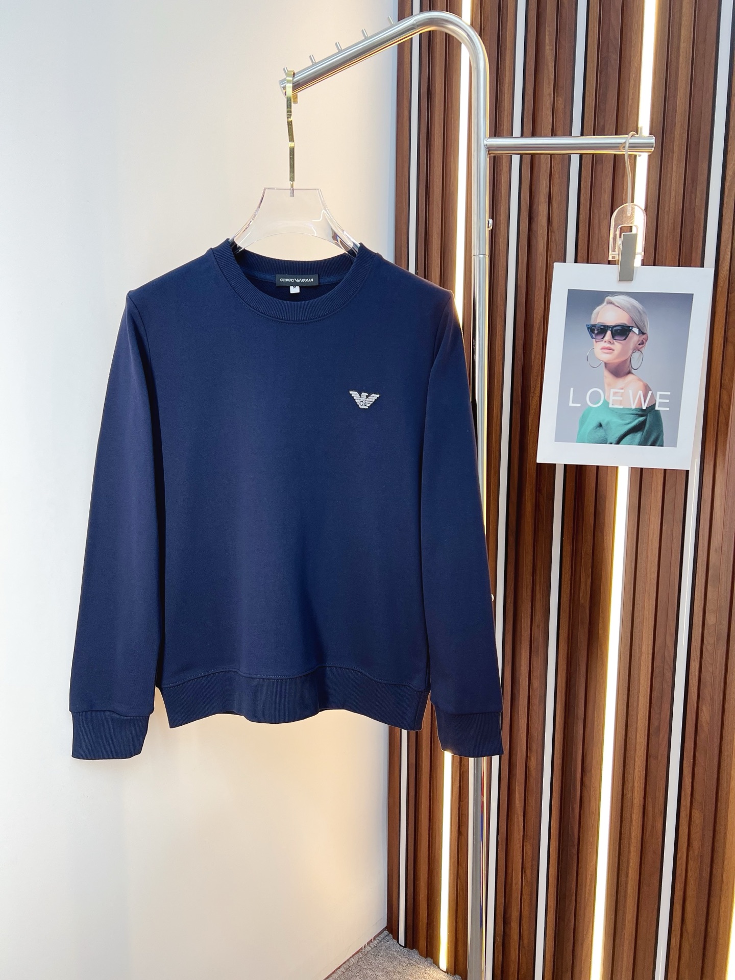 NO:652994,Armani Armani 2025 autumn and winter new design sweatshirt official website synchronization!  This T-shirt combines minimalist design and exquisite details. The oversize trim is reminiscent of Tyrolean dress details, calling for modern ideas, creating a different conceptual pattern, and injecting rich connotation into the traditional cotton T-shirt. The LOGO on the front graphic webbing is unique and shows the brand's nobility. It highlights the style of a big brand, sets off the minimalist design style, and reveals the elegance at a glance!  As a brand that pursues design and tailoring techniques, the materials used will never disappoint!  The body of this shirt is made of Solona cotton blended 400g fabric, which is noble and exquisite. The cotton surface is full, soft and skin-friendly. In short, such a classic style is a must-have for autumn and winter!  M-4XL,,armani,versace,armani,hoodie,sweatshirts,tees,t-shirt,alexander wang19860909Armani 阿玛尼 2025秋冬 新款设计感卫衣 官网同步！这款T恤极简主义设计和精美细节于一身.Oversize饰边引人联想蒂罗尔着装细节,召唤摩登新意,造就不同以往的概念化图案,为传统棉质T恤注入丰盈内涵.前幅图形织带车出的LOGO,别具一番特色,更显品牌尊贵 彰显大牌风范,衬托出了极简主义的设计风格,把优雅风展露的一览无余！ 作为一个追求设计感和裁剪工艺的品牌,用料永远不会让人失望！本款衫身采用索洛纳棉混纺400 克面料,高贵精致,布面棉质饱满柔软亲肤 总之这么经典的款,秋冬必备！M-4XL,,armani,versace,armani,hoodie,sweatshirts,tees，t-shirt,alexander wang,Men's clothing