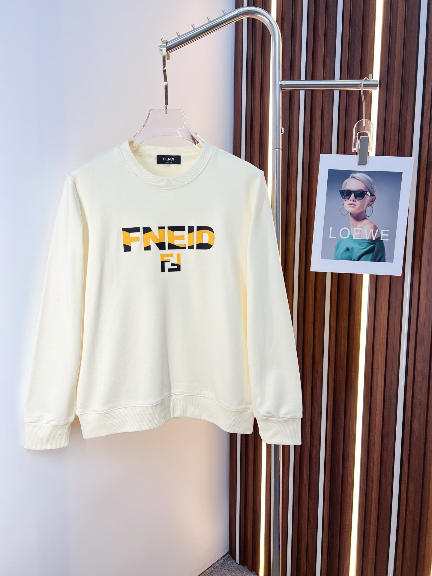 NO:653003,FENDI Fendi 2025 autumn and winter new design sweatshirt official website synchronized!  This T-shirt combines minimalist design and exquisite details. The oversize trim is reminiscent of Tyrolean dress details, calling for modern ideas, creating a different conceptual pattern, and injecting rich connotation into the traditional cotton T-shirt. The LOGO on the front graphic webbing is unique and shows the brand's nobility. It highlights the style of a big brand, sets off the minimalist design style, and reveals the elegance at a glance!  As a brand that pursues design and tailoring techniques, the materials used will never disappoint!  The body of this shirt is made of Solona cotton blended 400g fabric, which is noble and exquisite. The cotton surface is full, soft and skin-friendly. In short, such a classic style is a must-have for autumn and winter!  M-4XL,,fendi,fendi,versace,hoodie,sweatshirts,tees,t-shirt,alexander wang19860909FENDI 芬迪 2025秋冬 新款设计感卫衣 官网同步！这款T恤极简主义设计和精美细节于一身.Oversize饰边引人联想蒂罗尔着装细节,召唤摩登新意,造就不同以往的概念化图案,为传统棉质T恤注入丰盈内涵.前幅图形织带车出的LOGO,别具一番特色,更显品牌尊贵 彰显大牌风范,衬托出了极简主义的设计风格,把优雅风展露的一览无余！ 作为一个追求设计感和裁剪工艺的品牌,用料永远不会让人失望！本款衫身采用索洛纳棉混纺400 克面料,高贵精致,布面棉质饱满柔软亲肤 总之这么经典的款,秋冬必备！M-4XL,,fendi,fendi,versace,hoodie,sweatshirts,tees，t-shirt,alexander wang,Men's clothing