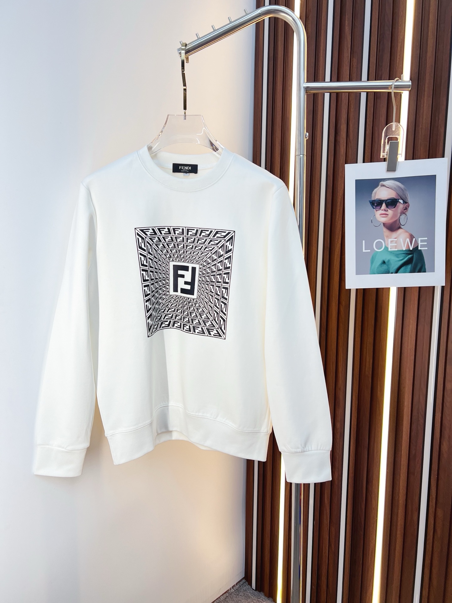 NO:653030,FENDI Fendi 2025 autumn and winter new design sweatshirt official website synchronized!  This T-shirt combines minimalist design and exquisite details. The oversize trim is reminiscent of Tyrolean dress details, calling for modern ideas, creating a different conceptual pattern, and injecting rich connotation into the traditional cotton T-shirt. The LOGO on the front graphic webbing is unique and shows the brand's nobility. It highlights the style of a big brand, sets off the minimalist design style, and reveals the elegance at a glance!  As a brand that pursues design and tailoring techniques, the materials used will never disappoint!  The body of this shirt is made of Solona cotton blended 400g fabric, which is noble and exquisite. The cotton surface is full, soft and skin-friendly. In short, such a classic style is a must-have for autumn and winter!  M-4XL,,fendi,fendi,versace,hoodie,sweatshirts,tees,t-shirt,alexander wang19860909FENDI 芬迪 2025秋冬 新款设计感卫衣 官网同步！这款T恤极简主义设计和精美细节于一身.Oversize饰边引人联想蒂罗尔着装细节,召唤摩登新意,造就不同以往的概念化图案,为传统棉质T恤注入丰盈内涵.前幅图形织带车出的LOGO,别具一番特色,更显品牌尊贵 彰显大牌风范,衬托出了极简主义的设计风格,把优雅风展露的一览无余！ 作为一个追求设计感和裁剪工艺的品牌,用料永远不会让人失望！本款衫身采用索洛纳棉混纺400 克面料,高贵精致,布面棉质饱满柔软亲肤 总之这么经典的款,秋冬必备！M-4XL,,fendi,fendi,versace,hoodie,sweatshirts,tees，t-shirt,alexander wang,Men's clothing