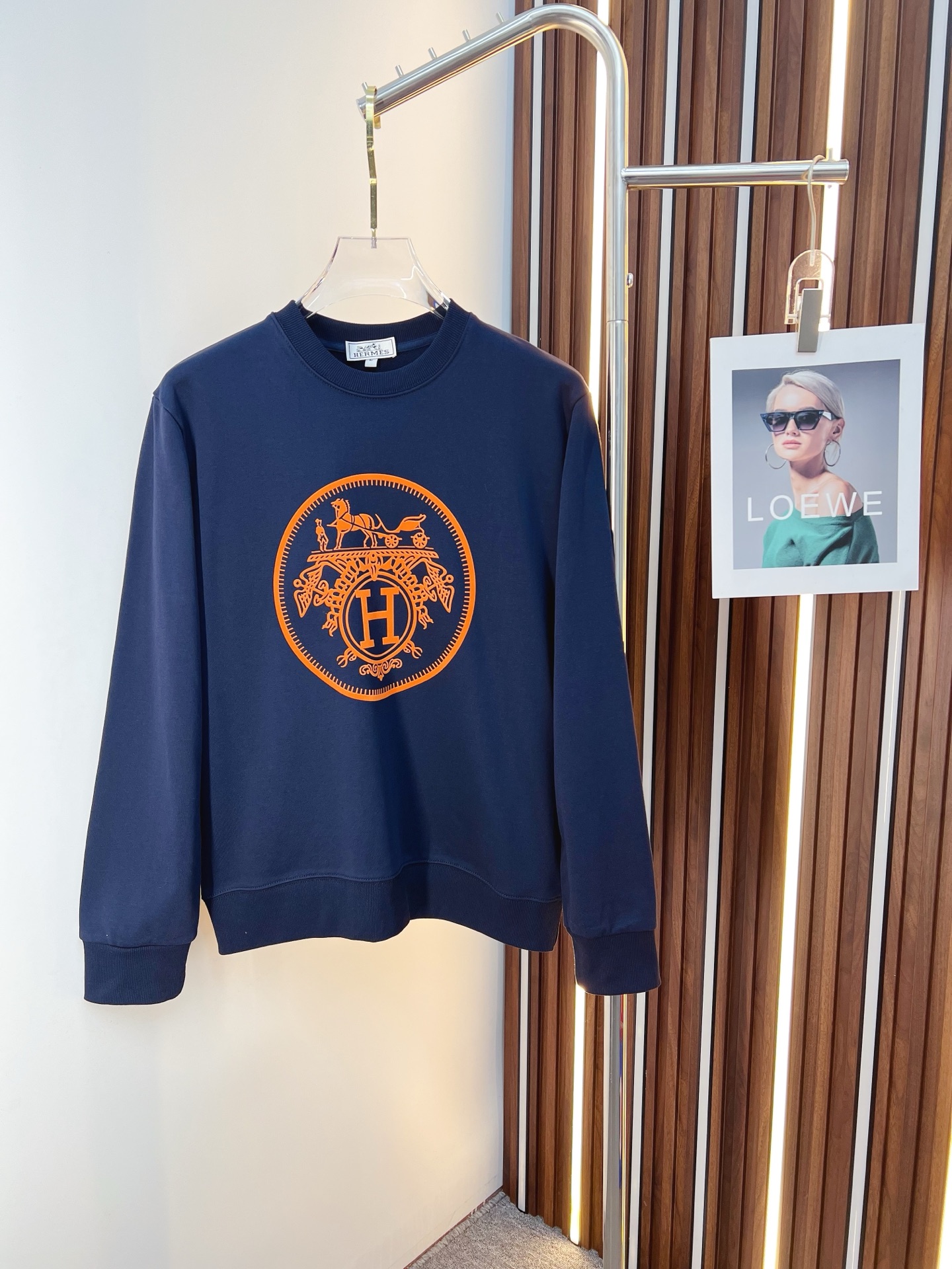 NO:653012,Hermes 2025 autumn and winter new design sweatshirt official website synchronized!  This T-shirt combines minimalist design and exquisite details. The oversize trim is reminiscent of Tyrolean dress details, calling for modern ideas, creating a different conceptual pattern, and injecting rich connotation into the traditional cotton T-shirt. The LOGO on the front graphic webbing is unique and shows the brand's nobility. It highlights the style of a big brand, sets off the minimalist design style, and reveals the elegance at a glance!  As a brand that pursues design and tailoring techniques, the materials used will never disappoint!  The body of this shirt is made of Solona cotton blended 400g fabric, which is noble and exquisite. The cotton surface is full, soft and skin-friendly. In short, such a classic style is a must-have for autumn and winter!  M-4XL,,hermes,versace,hoodie,sweatshirts,tees,t-shirt,alexander wang19860909爱马仕 2025秋冬 新款设计感卫衣 官网同步！这款T恤极简主义设计和精美细节于一身.Oversize饰边引人联想蒂罗尔着装细节,召唤摩登新意,造就不同以往的概念化图案,为传统棉质T恤注入丰盈内涵.前幅图形织带车出的LOGO,别具一番特色,更显品牌尊贵 彰显大牌风范,衬托出了极简主义的设计风格,把优雅风展露的一览无余！ 作为一个追求设计感和裁剪工艺的品牌,用料永远不会让人失望！本款衫身采用索洛纳棉混纺400 克面料,高贵精致,布面棉质饱满柔软亲肤 总之这么经典的款,秋冬必备！M-4XL,,hermes,versace,hoodie,sweatshirts,tees，t-shirt,alexander wang,Men's clothing