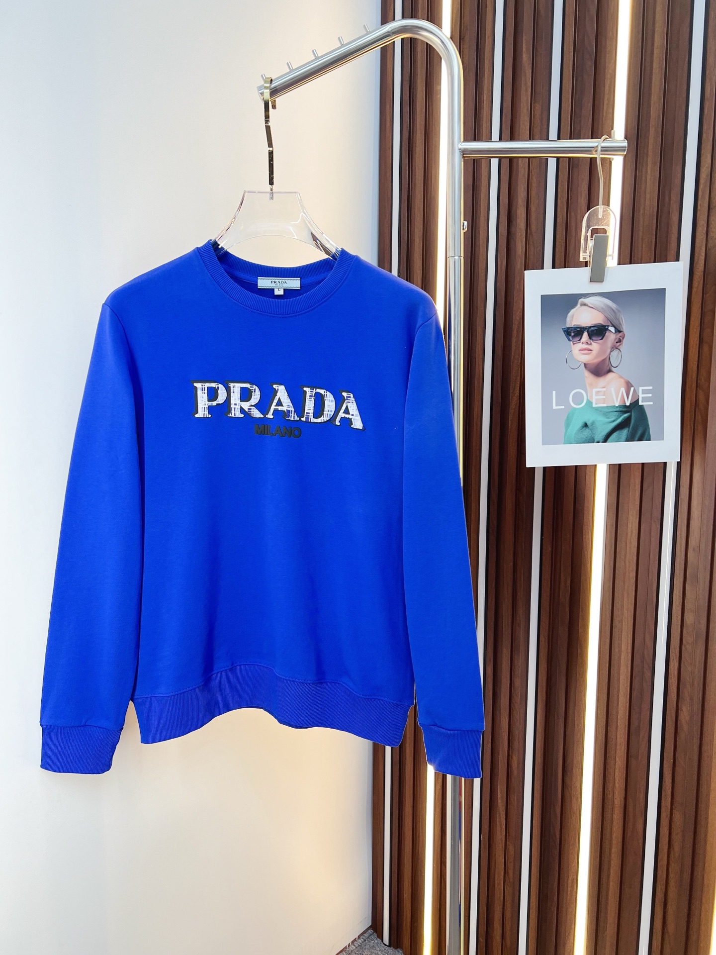 NO:653021,PRADA 2025 autumn and winter new design sweatshirt official website synchronized!  This T-shirt combines minimalist design and exquisite details. The oversize trim is reminiscent of Tyrolean dress details, calling for modern ideas, creating a different conceptual pattern, and injecting rich connotation into the traditional cotton T-shirt. The LOGO on the front graphic webbing is unique and shows the brand's nobility. It highlights the style of a big brand, sets off the minimalist design style, and reveals the elegance at a glance!  As a brand that pursues design and tailoring techniques, the materials used will never disappoint!  The body of this shirt is made of Solona cotton blended 400g fabric, which is noble and exquisite. The cotton surface is full, soft and skin-friendly. In short, such a classic style is a must-have for autumn and winter!  M-4XL,,prada,prada,versace,hoodie,sweatshirts,tees,t-shirt,alexander wang19860909PRADA 普拉达 2025秋冬 新款设计感卫衣 官网同步！这款T恤极简主义设计和精美细节于一身.Oversize饰边引人联想蒂罗尔着装细节,召唤摩登新意,造就不同以往的概念化图案,为传统棉质T恤注入丰盈内涵.前幅图形织带车出的LOGO,别具一番特色,更显品牌尊贵 彰显大牌风范,衬托出了极简主义的设计风格,把优雅风展露的一览无余！ 作为一个追求设计感和裁剪工艺的品牌,用料永远不会让人失望！本款衫身采用索洛纳棉混纺400 克面料,高贵精致,布面棉质饱满柔软亲肤 总之这么经典的款,秋冬必备！M-4XL,,prada,prada,versace,hoodie,sweatshirts,tees，t-shirt,alexander wang,Men's clothing