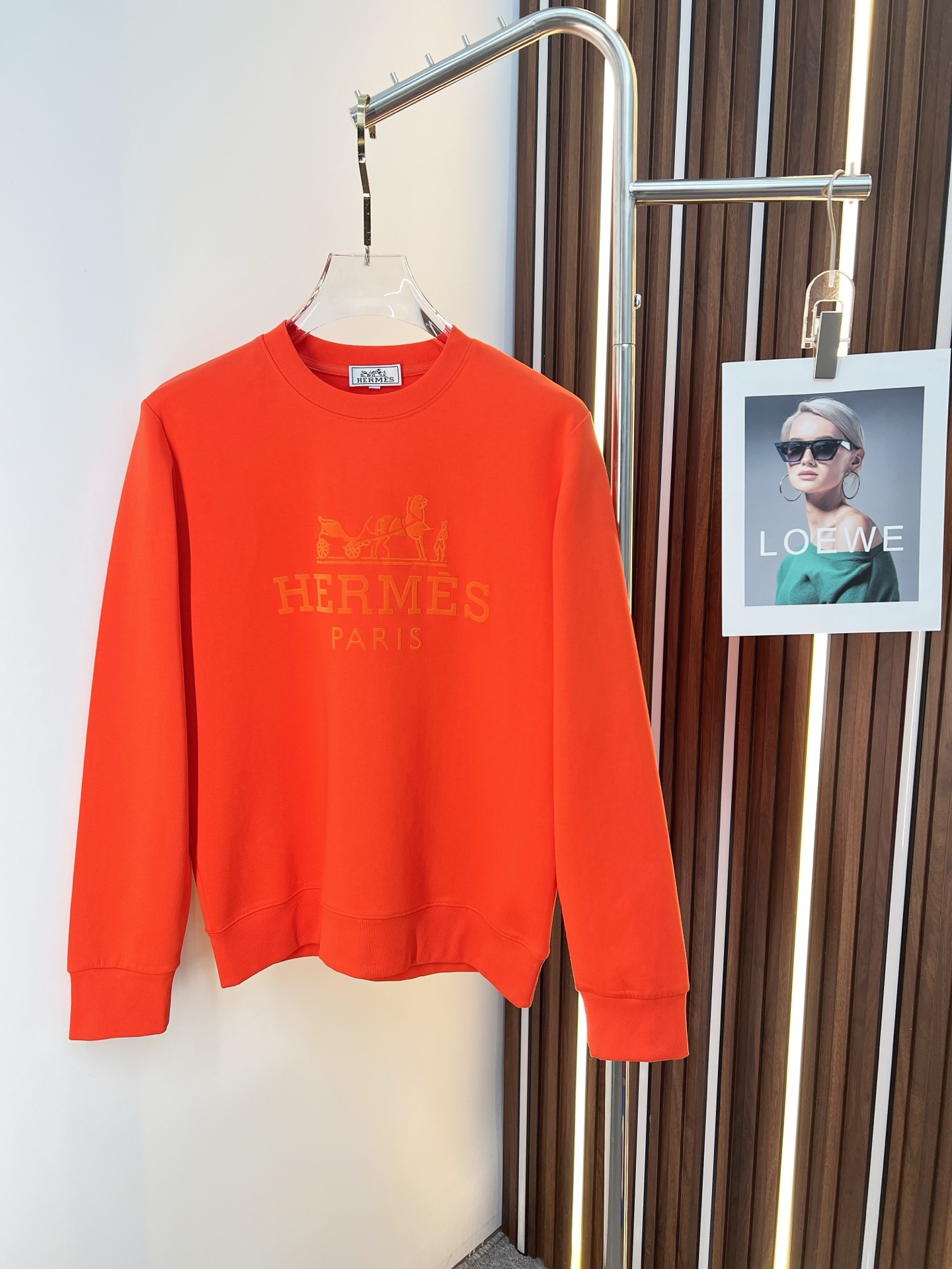 NO:653047,Hermes 2025 autumn and winter new design sweatshirt official website synchronized!  This T-shirt combines minimalist design and exquisite details. The oversize trim is reminiscent of Tyrolean dress details, calling for modern ideas, creating a different conceptual pattern, and injecting rich connotation into the traditional cotton T-shirt. The LOGO on the front graphic webbing is unique and shows the brand's nobility. It highlights the style of a big brand, sets off the minimalist design style, and reveals the elegance at a glance!  As a brand that pursues design and tailoring techniques, the materials used will never disappoint!  The body of this shirt is made of Solona cotton blended 400g fabric, which is noble and exquisite. The cotton surface is full, soft and skin-friendly. In short, such a classic style is a must-have for autumn and winter!  M-4XL,,hermes,versace,hoodie,sweatshirts,tees,t-shirt,alexander wang19860909爱马仕 2025秋冬 新款设计感卫衣 官网同步！这款T恤极简主义设计和精美细节于一身.Oversize饰边引人联想蒂罗尔着装细节,召唤摩登新意,造就不同以往的概念化图案,为传统棉质T恤注入丰盈内涵.前幅图形织带车出的LOGO,别具一番特色,更显品牌尊贵 彰显大牌风范,衬托出了极简主义的设计风格,把优雅风展露的一览无余！ 作为一个追求设计感和裁剪工艺的品牌,用料永远不会让人失望！本款衫身采用索洛纳棉混纺400 克面料,高贵精致,布面棉质饱满柔软亲肤 总之这么经典的款,秋冬必备！M-4XL,,hermes,versace,hoodie,sweatshirts,tees，t-shirt,alexander wang,Men's clothing