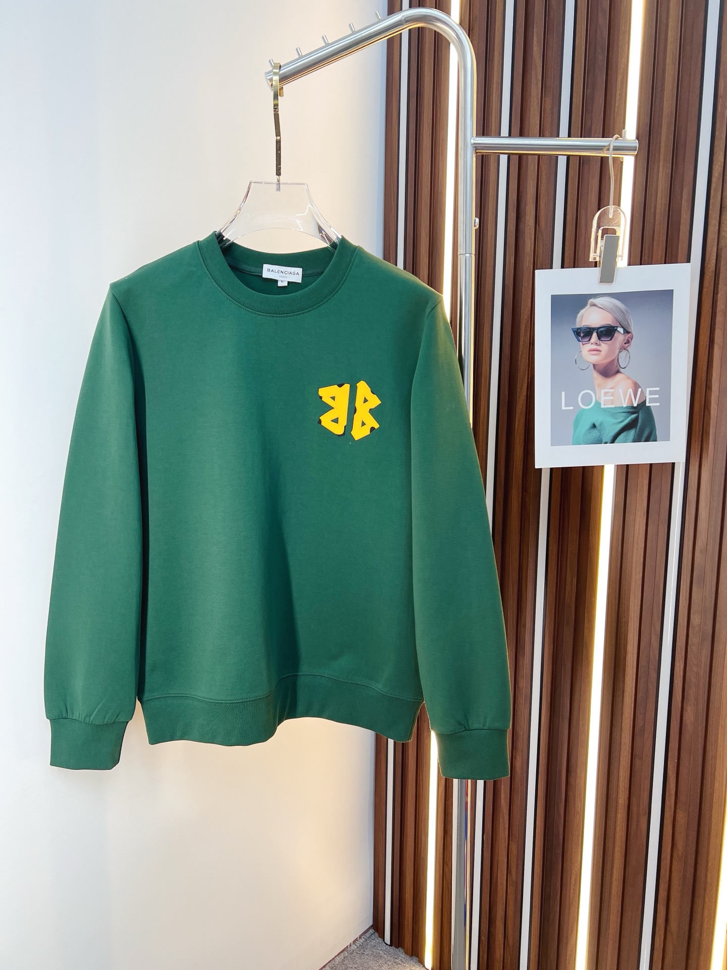 NO:653039,Balenciaga 2025 autumn and winter new design sweatshirt official website synchronized!  This T-shirt combines minimalist design and exquisite details. The oversize trim is reminiscent of Tyrolean dress details, calling for modern ideas, creating a different conceptual pattern, and injecting rich connotation into the traditional cotton T-shirt. The LOGO on the front graphic webbing is unique and shows the brand's nobility. It highlights the style of a big brand, sets off the minimalist design style, and reveals the elegance at a glance!  As a brand that pursues design and tailoring techniques, the materials used will never disappoint!  The body of this shirt is made of Solona cotton blended 400g fabric, which is noble and exquisite. The cotton surface is full, soft and skin-friendly. In short, such a classic style is a must-have for autumn and winter!  M-4XL,,balenciaga,versace,hoodie,sweatshirts,tees,t-shirt,alexander wang19860909巴黎世家 2025秋冬 新款设计感卫衣 官网同步！这款T恤极简主义设计和精美细节于一身.Oversize饰边引人联想蒂罗尔着装细节,召唤摩登新意,造就不同以往的概念化图案,为传统棉质T恤注入丰盈内涵.前幅图形织带车出的LOGO,别具一番特色,更显品牌尊贵 彰显大牌风范,衬托出了极简主义的设计风格,把优雅风展露的一览无余！ 作为一个追求设计感和裁剪工艺的品牌,用料永远不会让人失望！本款衫身采用索洛纳棉混纺400 克面料,高贵精致,布面棉质饱满柔软亲肤 总之这么经典的款,秋冬必备！M-4XL,,balenciaga,versace,hoodie,sweatshirts,tees，t-shirt,alexander wang,Men's clothing