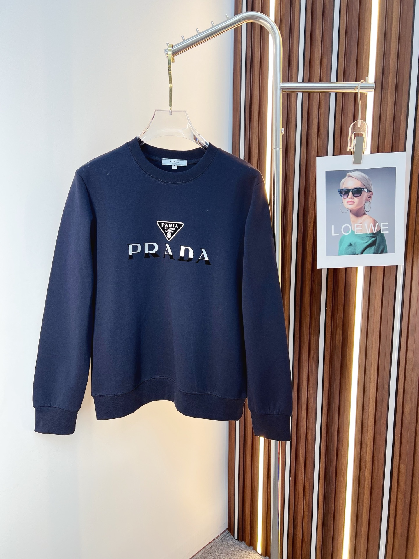 NO:653055,PRADA 2025 autumn and winter new design sweatshirt official website synchronized!  This T-shirt combines minimalist design and exquisite details. The oversize trim is reminiscent of Tyrolean dress details, calling for modern ideas, creating a different conceptual pattern, and injecting rich connotation into the traditional cotton T-shirt. The LOGO on the front graphic webbing is unique and shows the brand's nobility. It highlights the style of a big brand, sets off the minimalist design style, and reveals the elegance at a glance!  As a brand that pursues design and tailoring techniques, the materials used will never disappoint!  The body of this shirt is made of Solona cotton blended 400g fabric, which is noble and exquisite. The cotton surface is full, soft and skin-friendly. In short, such a classic style is a must-have for autumn and winter!  M-4XL,,prada,prada,versace,hoodie,sweatshirts,tees,t-shirt,alexander wang19860909PRADA 普拉达 2025秋冬 新款设计感卫衣 官网同步！这款T恤极简主义设计和精美细节于一身.Oversize饰边引人联想蒂罗尔着装细节,召唤摩登新意,造就不同以往的概念化图案,为传统棉质T恤注入丰盈内涵.前幅图形织带车出的LOGO,别具一番特色,更显品牌尊贵 彰显大牌风范,衬托出了极简主义的设计风格,把优雅风展露的一览无余！ 作为一个追求设计感和裁剪工艺的品牌,用料永远不会让人失望！本款衫身采用索洛纳棉混纺400 克面料,高贵精致,布面棉质饱满柔软亲肤 总之这么经典的款,秋冬必备！M-4XL,,prada,prada,versace,hoodie,sweatshirts,tees，t-shirt,alexander wang,Men's clothing