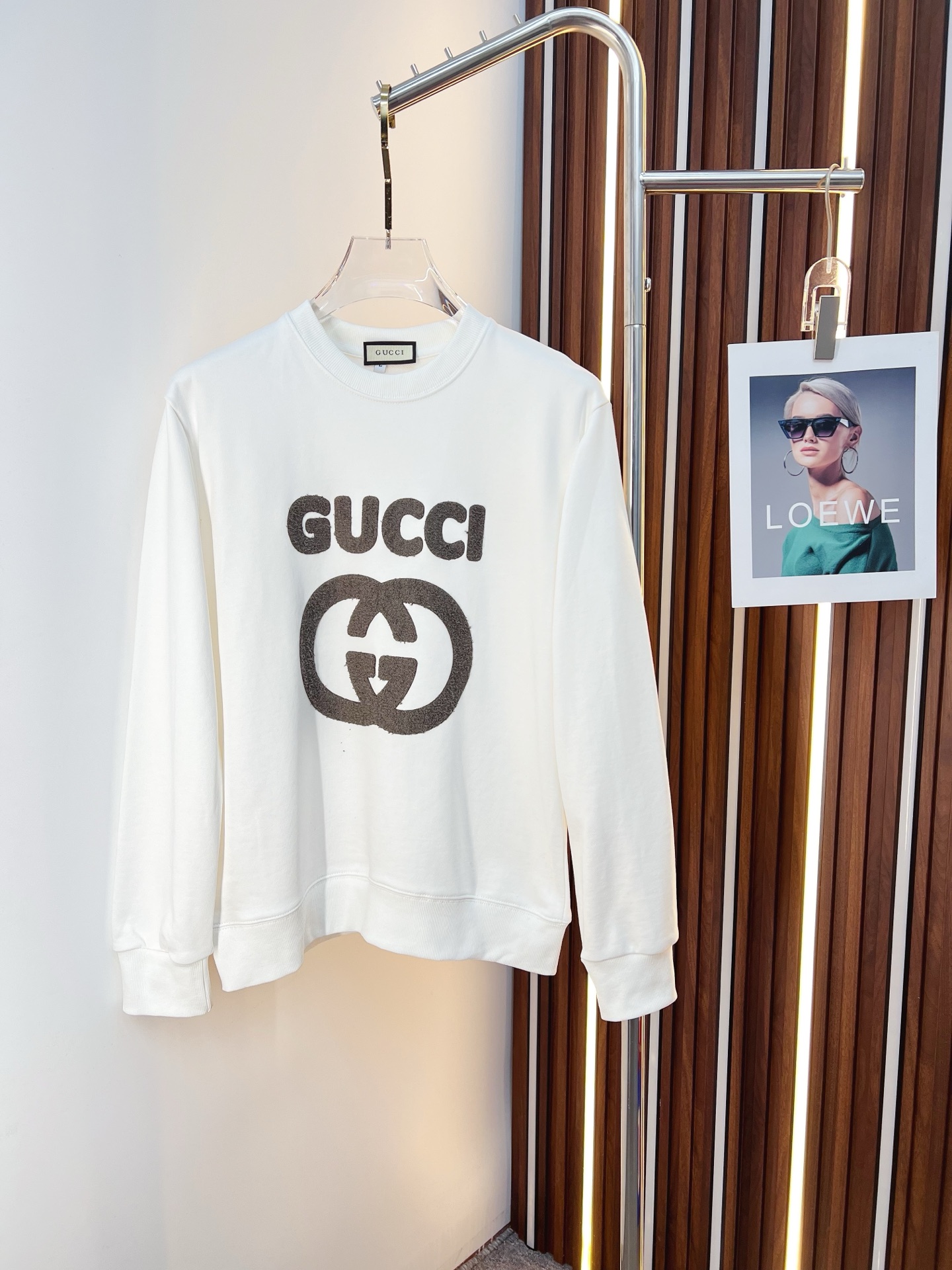 NO:653063,GUCCI Gucci 2025 autumn and winter new design sweatshirt official website synchronized!  This T-shirt combines minimalist design and exquisite details. The oversize trim is reminiscent of Tyrolean dress details, calling for modern ideas, creating a different conceptual pattern, and injecting rich connotation into the traditional cotton T-shirt. The LOGO on the front graphic webbing is unique and shows the brand's nobility. It highlights the style of a big brand, sets off the minimalist design style, and reveals the elegance at a glance!  As a brand that pursues design and tailoring techniques, the materials used will never disappoint!  The body of this shirt is made of Solona cotton blended 400g fabric, which is noble and exquisite. The cotton surface is full, soft and skin-friendly. In short, such a classic style is a must-have for autumn and winter!  M-4XL,,gucci,versace,hoodie,sweatshirts,tees,t-shirt,alexander wang19860909GUCCI 古奇 2025秋冬 新款设计感卫衣 官网同步！这款T恤极简主义设计和精美细节于一身.Oversize饰边引人联想蒂罗尔着装细节,召唤摩登新意,造就不同以往的概念化图案,为传统棉质T恤注入丰盈内涵.前幅图形织带车出的LOGO,别具一番特色,更显品牌尊贵 彰显大牌风范,衬托出了极简主义的设计风格,把优雅风展露的一览无余！ 作为一个追求设计感和裁剪工艺的品牌,用料永远不会让人失望！本款衫身采用索洛纳棉混纺400 克面料,高贵精致,布面棉质饱满柔软亲肤 总之这么经典的款,秋冬必备！M-4XL,,gucci,versace,hoodie,sweatshirts,tees，t-shirt,alexander wang,Men's clothing