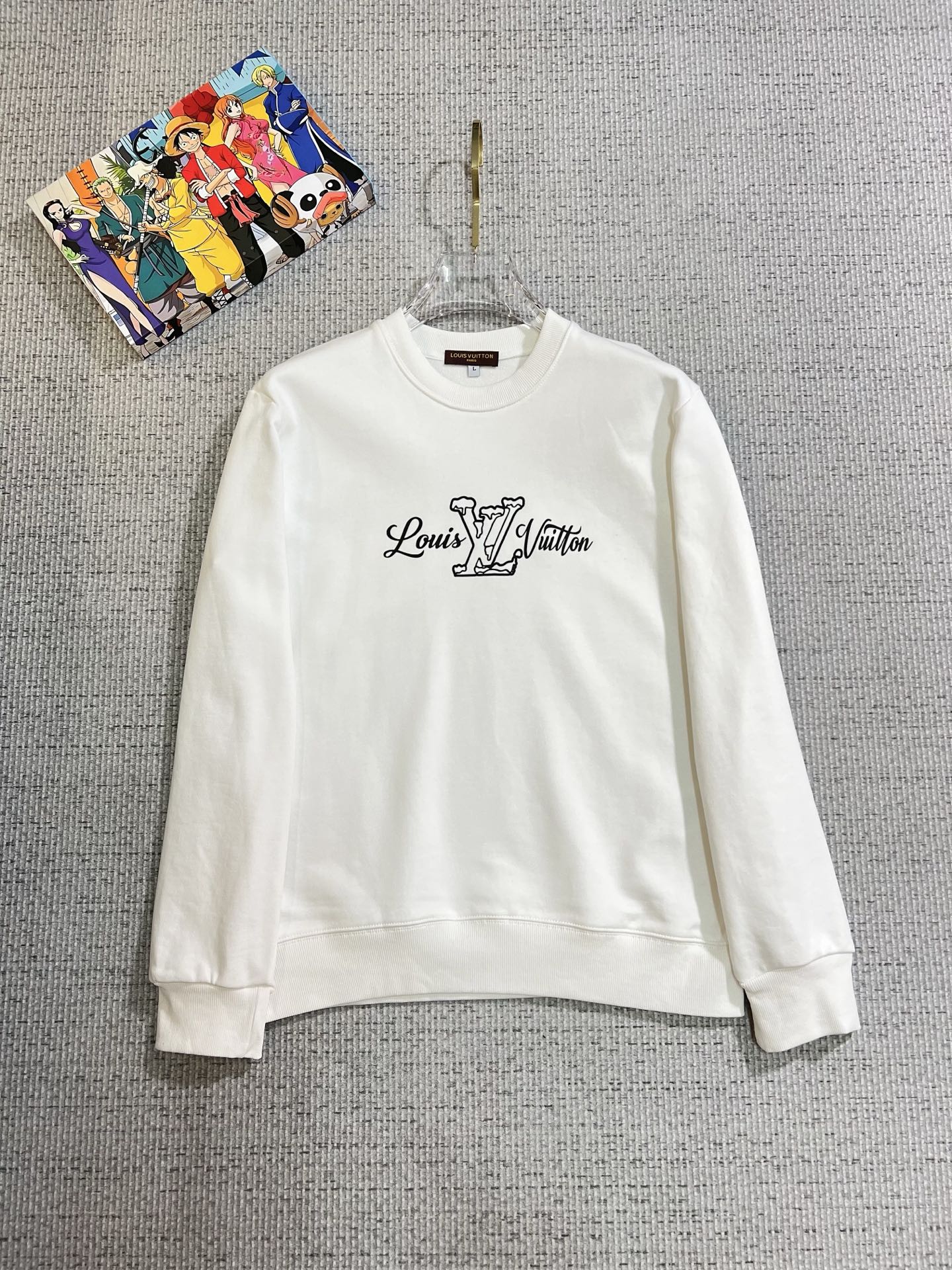 NO:731259,[Supports exchange after the year] LV 2025 autumn and winter new design sweatshirts are synchronized with the official website!  This T-shirt combines minimalist design and exquisite details. The oversize trim is reminiscent of Tyrolean dress details, calling for modern ideas, creating a different conceptual pattern, and injecting rich connotations into traditional cotton T-shirts. The LOGO on the front graphic webbing is unique and shows the brand's nobility. It highlights the style of a big brand, sets off the minimalist design style, and reveals the elegance at a glance!  As a brand that pursues design and tailoring techniques, the materials used will never disappoint!  The body of this shirt is made of Solona cotton blended gram fabric, which is noble and exquisite. The cotton surface is full, soft and skin-friendly. In short, such a classic style is a must-have for autumn and winter!  M-4XL,,louis vuitton,versace,hoodie,sweatshirts,tees,t-shirt,19860909【支持年后退换】 LV 2025秋冬 新款设计感卫衣 官网同步！这款T恤极简主义设计和精美细节于一身.Oversize饰边引人联想蒂罗尔着装细节,召唤摩登新意,造就不同以往的概念化图案,为传统棉质T恤注入丰盈内涵.前幅图形织带车出的LOGO,别具一番特色,更显品牌尊贵 彰显大牌风范,衬托出了极简主义的设计风格,把优雅风展露的一览无余！ 作为一个追求设计感和裁剪工艺的品牌,用料永远不会让人失望！本款衫身采用索洛纳棉混纺 克面料,高贵精致,布面棉质饱满柔软亲肤 总之这么经典的款,秋冬必备！M-4XL,,louis vuitton,versace,hoodie,sweatshirts,tees，t-shirt,,Men's clothing