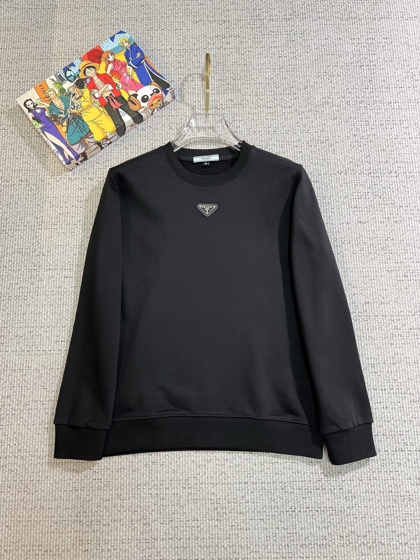 NO:731232,[Supports exchange after the year] PRADA 2025 autumn and winter new design sweatshirt official website synchronization!  This T-shirt combines minimalist design and exquisite details. The oversize trim is reminiscent of Tyrolean dress details, calling for modern ideas, creating a different conceptual pattern, and injecting rich connotations into traditional cotton T-shirts. The LOGO on the front graphic webbing is unique and shows the brand's nobility. It highlights the style of a big brand, sets off the minimalist design style, and reveals the elegance at a glance!  As a brand that pursues design and tailoring techniques, the materials used will never disappoint!  The body of this shirt is made of Solona cotton blended gram fabric, which is noble and exquisite. The cotton surface is full, soft and skin-friendly. In short, such a classic style is a must-have for autumn and winter!  M-4XL,,prada,prada,versace,hoodie,sweatshirts,tees,t-shirt,19860909【支持年后退换】 PRADA 普拉达 2025秋冬 新款设计感卫衣 官网同步！这款T恤极简主义设计和精美细节于一身.Oversize饰边引人联想蒂罗尔着装细节,召唤摩登新意,造就不同以往的概念化图案,为传统棉质T恤注入丰盈内涵.前幅图形织带车出的LOGO,别具一番特色,更显品牌尊贵 彰显大牌风范,衬托出了极简主义的设计风格,把优雅风展露的一览无余！ 作为一个追求设计感和裁剪工艺的品牌,用料永远不会让人失望！本款衫身采用索洛纳棉混纺 克面料,高贵精致,布面棉质饱满柔软亲肤 总之这么经典的款,秋冬必备！M-4XL,,prada,prada,versace,hoodie,sweatshirts,tees，t-shirt,,Men's clothing