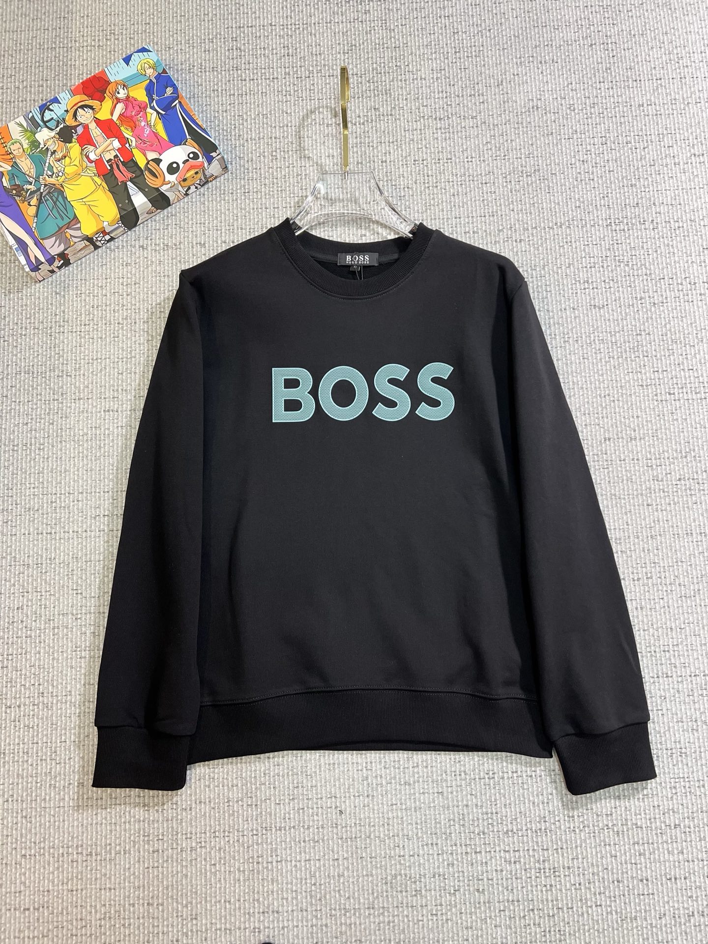 NO:731228,[Supports exchange after the year] BOSS 2025 autumn and winter new design sweatshirts are synchronized with the official website!  This T-shirt combines minimalist design and exquisite details. The oversize trim is reminiscent of Tyrolean dress details, calling for modern ideas, creating a different conceptual pattern, and injecting rich connotations into traditional cotton T-shirts. The LOGO on the front graphic webbing is unique and shows the brand's nobility. It highlights the style of a big brand, sets off the minimalist design style, and reveals the elegance at a glance!  As a brand that pursues design and tailoring techniques, the materials used will never disappoint!  The body of this shirt is made of Solona cotton blended gram fabric, which is noble and exquisite. The cotton surface is full, soft and skin-friendly. In short, such a classic style is a must-have for autumn and winter!  M-4XL,,versace,hoodie,sweatshirts,tees,t-shirt,19860909【支持年后退换】 BOSS 2025秋冬 新款设计感卫衣 官网同步！这款T恤极简主义设计和精美细节于一身.Oversize饰边引人联想蒂罗尔着装细节,召唤摩登新意,造就不同以往的概念化图案,为传统棉质T恤注入丰盈内涵.前幅图形织带车出的LOGO,别具一番特色,更显品牌尊贵 彰显大牌风范,衬托出了极简主义的设计风格,把优雅风展露的一览无余！ 作为一个追求设计感和裁剪工艺的品牌,用料永远不会让人失望！本款衫身采用索洛纳棉混纺 克面料,高贵精致,布面棉质饱满柔软亲肤 总之这么经典的款,秋冬必备！M-4XL,,versace,hoodie,sweatshirts,tees，t-shirt,,Men's clothing