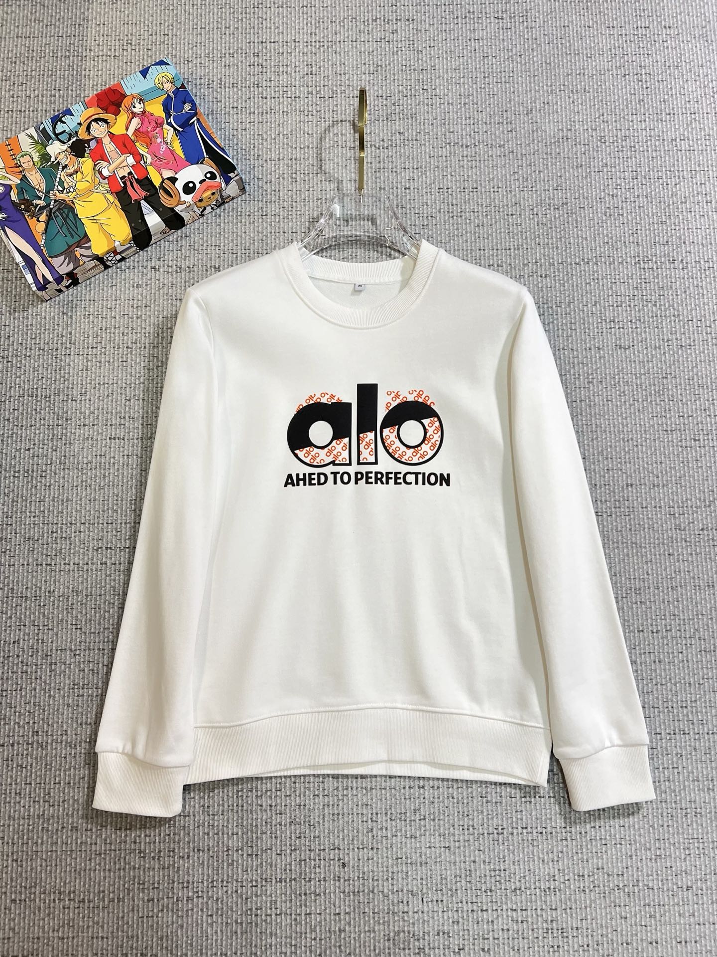 NO:731238,[Supports exchange after the year] ALO 2025 autumn and winter new design sweatshirts are synchronized with the official website!  This T-shirt combines minimalist design and exquisite details. The oversize trim is reminiscent of Tyrolean dress details, calling for modern ideas, creating a different conceptual pattern, and injecting rich connotations into traditional cotton T-shirts. The LOGO on the front graphic webbing is unique and shows the brand's nobility. It highlights the style of a big brand, sets off the minimalist design style, and reveals the elegance at a glance!  As a brand that pursues design and tailoring techniques, the materials used will never disappoint!  The body of this shirt is made of Solona cotton blended gram fabric, which is noble and exquisite. The cotton surface is full, soft and skin-friendly. In short, such a classic style is a must-have for autumn and winter!  M-4XL,,versace,hoodie,sweatshirts,tees,t-shirt,19860909【支持年后退换】 ALO 2025秋冬 新款设计感卫衣 官网同步！这款T恤极简主义设计和精美细节于一身.Oversize饰边引人联想蒂罗尔着装细节,召唤摩登新意,造就不同以往的概念化图案,为传统棉质T恤注入丰盈内涵.前幅图形织带车出的LOGO,别具一番特色,更显品牌尊贵 彰显大牌风范,衬托出了极简主义的设计风格,把优雅风展露的一览无余！ 作为一个追求设计感和裁剪工艺的品牌,用料永远不会让人失望！本款衫身采用索洛纳棉混纺 克面料,高贵精致,布面棉质饱满柔软亲肤 总之这么经典的款,秋冬必备！M-4XL,,versace,hoodie,sweatshirts,tees，t-shirt,,Men's clothing