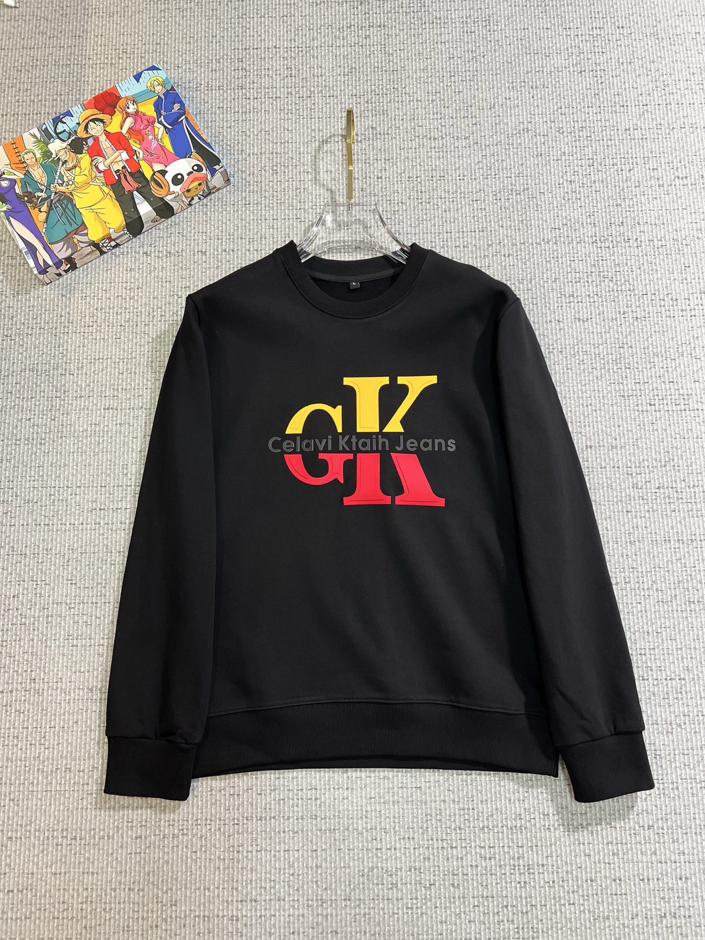 NO:731243,[Supports exchange after the year] CK 2025 autumn and winter new design sweatshirts are synchronized with the official website!  This T-shirt combines minimalist design and exquisite details. The oversize trim is reminiscent of Tyrolean dress details, calling for modern ideas, creating a different conceptual pattern, and injecting rich connotations into traditional cotton T-shirts. The LOGO on the front graphic webbing is unique and shows the brand's nobility. It highlights the style of a big brand, sets off the minimalist design style, and reveals the elegance at a glance!  As a brand that pursues design and tailoring techniques, the materials used will never disappoint!  The body of this shirt is made of Solona cotton blended gram fabric, which is noble and exquisite. The cotton surface is full, soft and skin-friendly. In short, such a classic style is a must-have for autumn and winter!  M-4XL,,versace,hoodie,sweatshirts,tees,t-shirt,19860909【支持年后退换】 CK 2025秋冬 新款设计感卫衣 官网同步！这款T恤极简主义设计和精美细节于一身.Oversize饰边引人联想蒂罗尔着装细节,召唤摩登新意,造就不同以往的概念化图案,为传统棉质T恤注入丰盈内涵.前幅图形织带车出的LOGO,别具一番特色,更显品牌尊贵 彰显大牌风范,衬托出了极简主义的设计风格,把优雅风展露的一览无余！ 作为一个追求设计感和裁剪工艺的品牌,用料永远不会让人失望！本款衫身采用索洛纳棉混纺 克面料,高贵精致,布面棉质饱满柔软亲肤 总之这么经典的款,秋冬必备！M-4XL,,versace,hoodie,sweatshirts,tees，t-shirt,,Men's clothing