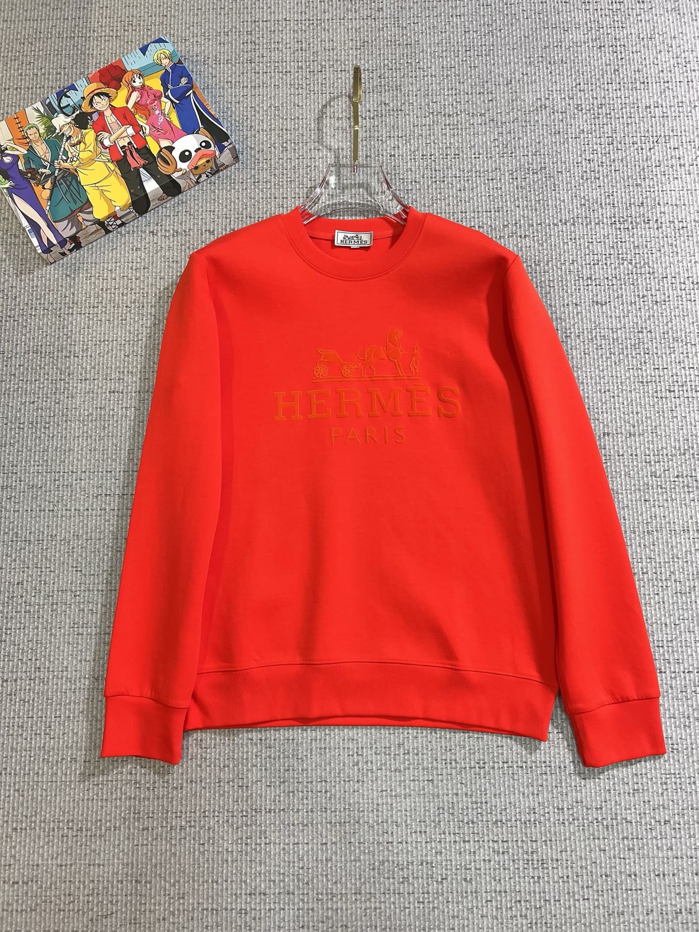 NO:731185,[Supports exchange after the year] Hermès 2025 autumn and winter new design sweatshirt official website synchronization!  This T-shirt combines minimalist design and exquisite details. The oversize trim is reminiscent of Tyrolean dress details, calling for modern ideas, creating a different conceptual pattern, and injecting rich connotations into traditional cotton T-shirts. The LOGO on the front graphic webbing is unique and shows the brand's nobility. It highlights the style of a big brand, sets off the minimalist design style, and reveals the elegance at a glance!  As a brand that pursues design and tailoring techniques, the materials used will never disappoint!  The body of this shirt is made of Solona cotton blended gram fabric, which is noble and exquisite. The cotton surface is full, soft and skin-friendly. In short, such a classic style is a must-have for autumn and winter!  M-4XL,,hermes,versace,hoodie,sweatshirts,tees,t-shirt,19860909【支持年后退换】 爱马仕 2025秋冬 新款设计感卫衣 官网同步！这款T恤极简主义设计和精美细节于一身.Oversize饰边引人联想蒂罗尔着装细节,召唤摩登新意,造就不同以往的概念化图案,为传统棉质T恤注入丰盈内涵.前幅图形织带车出的LOGO,别具一番特色,更显品牌尊贵 彰显大牌风范,衬托出了极简主义的设计风格,把优雅风展露的一览无余！ 作为一个追求设计感和裁剪工艺的品牌,用料永远不会让人失望！本款衫身采用索洛纳棉混纺 克面料,高贵精致,布面棉质饱满柔软亲肤 总之这么经典的款,秋冬必备！M-4XL,,hermes,versace,hoodie,sweatshirts,tees，t-shirt,,Men's clothing