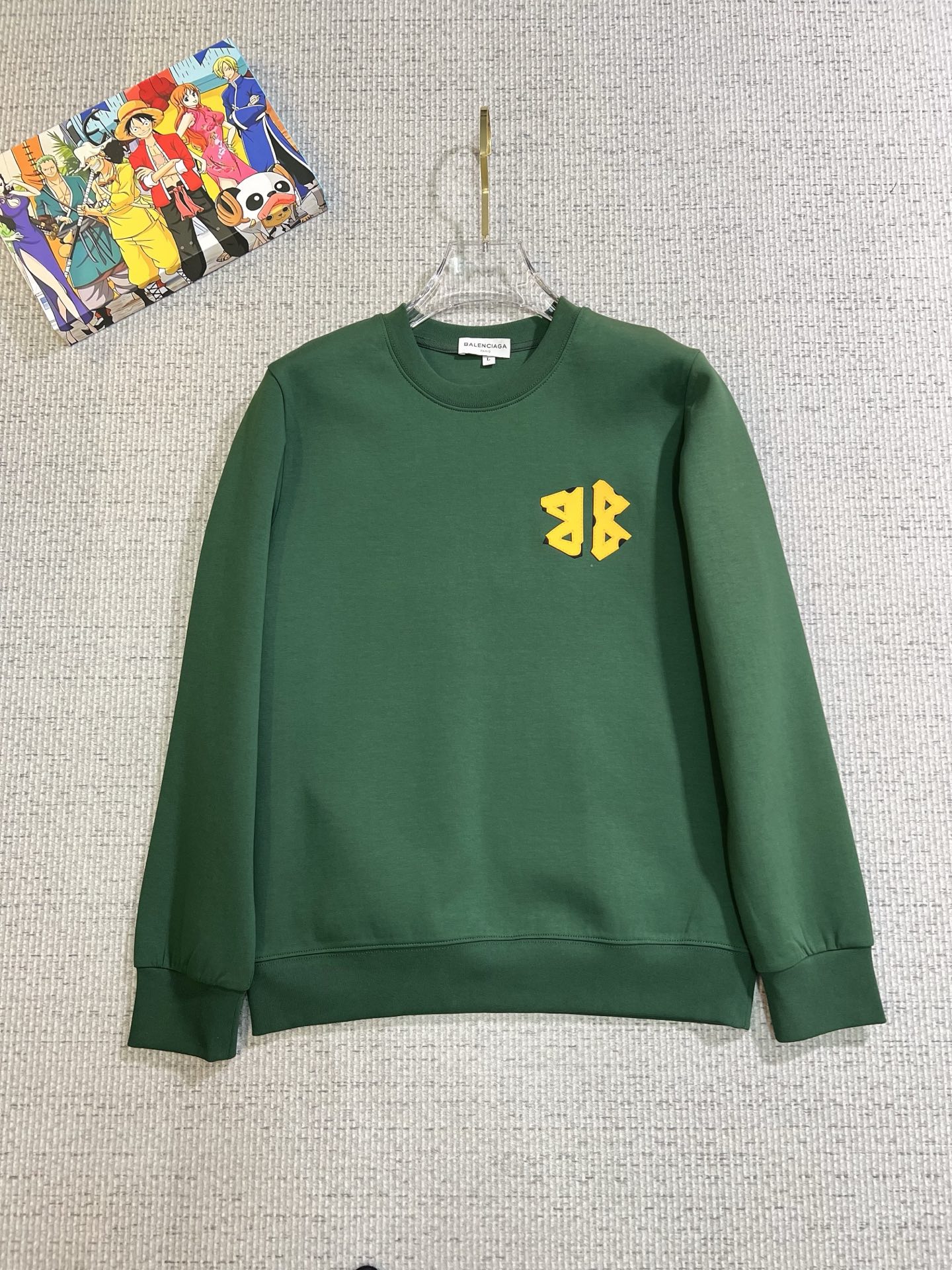 NO:731190,[Supports exchange after the new year] Balenciaga 2025 autumn and winter new design sweatshirt official website synchronization!  This T-shirt combines minimalist design and exquisite details. The oversize trim is reminiscent of Tyrolean dress details, calling for modern ideas, creating a different conceptual pattern, and injecting rich connotations into traditional cotton T-shirts. The LOGO on the front graphic webbing is unique and shows the brand's nobility. It highlights the style of a big brand, sets off the minimalist design style, and reveals the elegance at a glance!  As a brand that pursues design and tailoring techniques, the materials used will never disappoint!  The body of this shirt is made of Solona cotton blended gram fabric, which is noble and exquisite. The cotton surface is full, soft and skin-friendly. In short, such a classic style is a must-have for autumn and winter!  M-4XL,,balenciaga,versace,hoodie,sweatshirts,tees,t-shirt,19860909【支持年后退换】 巴黎世家 2025秋冬 新款设计感卫衣 官网同步！这款T恤极简主义设计和精美细节于一身.Oversize饰边引人联想蒂罗尔着装细节,召唤摩登新意,造就不同以往的概念化图案,为传统棉质T恤注入丰盈内涵.前幅图形织带车出的LOGO,别具一番特色,更显品牌尊贵 彰显大牌风范,衬托出了极简主义的设计风格,把优雅风展露的一览无余！ 作为一个追求设计感和裁剪工艺的品牌,用料永远不会让人失望！本款衫身采用索洛纳棉混纺 克面料,高贵精致,布面棉质饱满柔软亲肤 总之这么经典的款,秋冬必备！M-4XL,,balenciaga,versace,hoodie,sweatshirts,tees，t-shirt,,Men's clothing