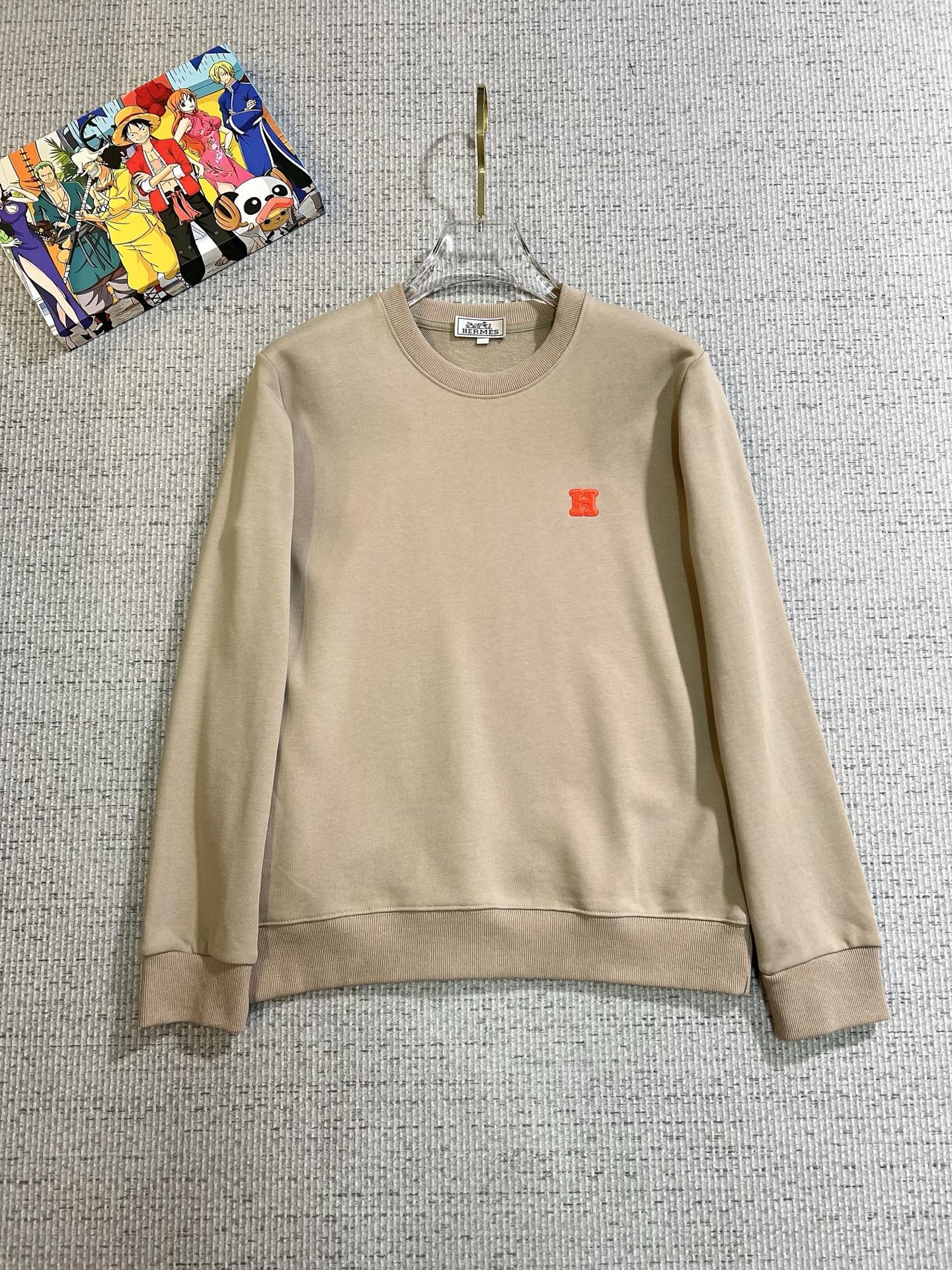 NO:731194,[Supports exchange after the year] Hermès 2025 autumn and winter new design sweatshirt official website synchronization!  This T-shirt combines minimalist design and exquisite details. The oversize trim is reminiscent of Tyrolean dress details, calling for modern ideas, creating a different conceptual pattern, and injecting rich connotations into traditional cotton T-shirts. The LOGO on the front graphic webbing is unique and shows the brand's nobility. It highlights the style of a big brand, sets off the minimalist design style, and reveals the elegance at a glance!  As a brand that pursues design and tailoring techniques, the materials used will never disappoint!  The body of this shirt is made of Solona cotton blended gram fabric, which is noble and exquisite. The cotton surface is full, soft and skin-friendly. In short, such a classic style is a must-have for autumn and winter!  M-4XL,,hermes,versace,hoodie,sweatshirts,tees,t-shirt,19860909【支持年后退换】 爱马仕 2025秋冬 新款设计感卫衣 官网同步！这款T恤极简主义设计和精美细节于一身.Oversize饰边引人联想蒂罗尔着装细节,召唤摩登新意,造就不同以往的概念化图案,为传统棉质T恤注入丰盈内涵.前幅图形织带车出的LOGO,别具一番特色,更显品牌尊贵 彰显大牌风范,衬托出了极简主义的设计风格,把优雅风展露的一览无余！ 作为一个追求设计感和裁剪工艺的品牌,用料永远不会让人失望！本款衫身采用索洛纳棉混纺 克面料,高贵精致,布面棉质饱满柔软亲肤 总之这么经典的款,秋冬必备！M-4XL,,hermes,versace,hoodie,sweatshirts,tees，t-shirt,,Men's clothing