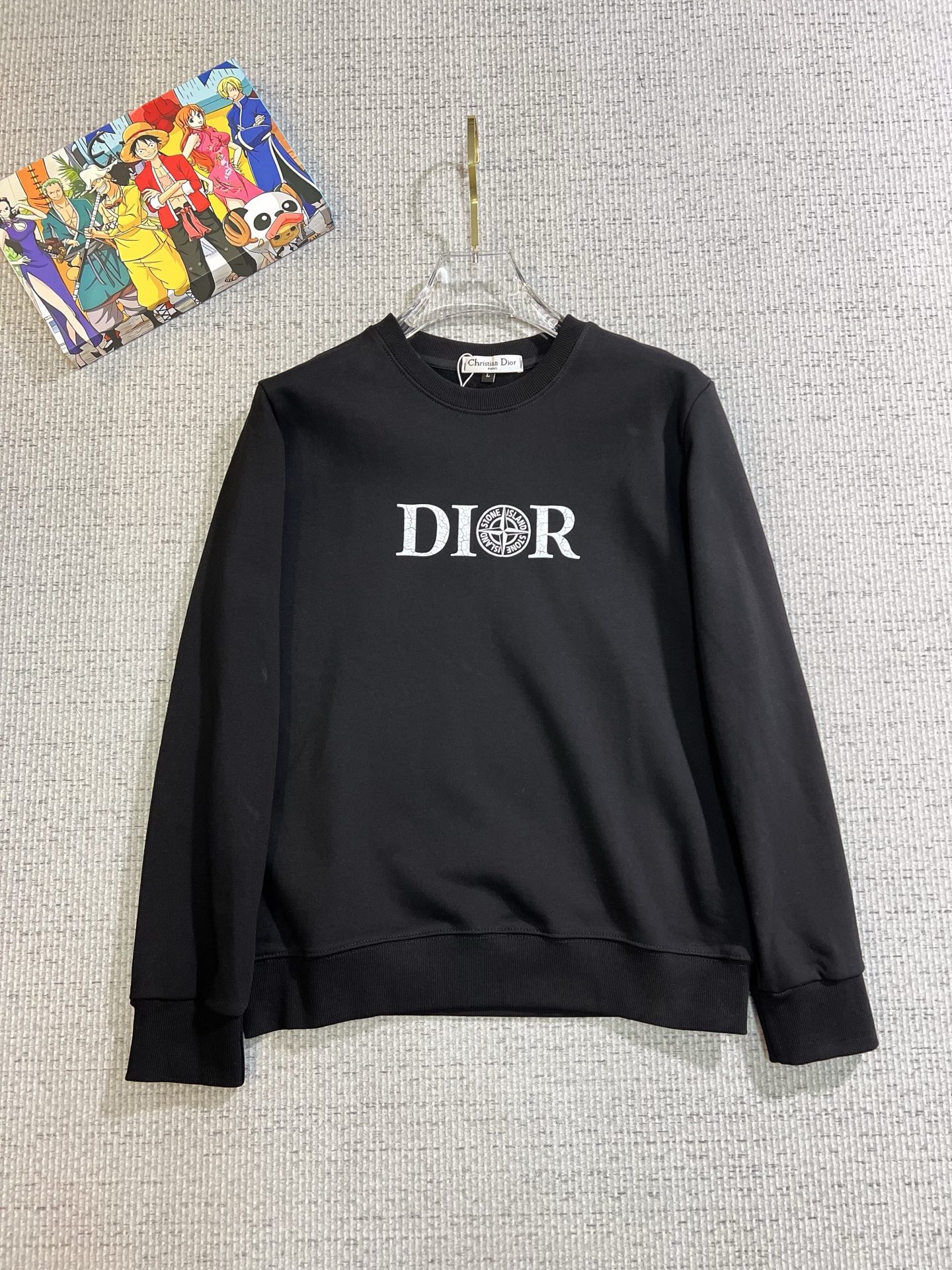NO:731199,[Supports exchange after the year] Dior Dior 2025 autumn and winter new design sweatshirt official website synchronization!  This T-shirt combines minimalist design and exquisite details. The oversize trim is reminiscent of Tyrolean dress details, calling for modern ideas, creating a different conceptual pattern, and injecting rich connotations into traditional cotton T-shirts. The LOGO on the front graphic webbing is unique and shows the brand's nobility. It highlights the style of a big brand, sets off the minimalist design style, and reveals the elegance at a glance!  As a brand that pursues design and tailoring techniques, the materials used will never disappoint!  The body of this shirt is made of Solona cotton blended gram fabric, which is noble and exquisite. The cotton surface is full, soft and skin-friendly. In short, such a classic style is a must-have for autumn and winter!  M-4XL,,dior,dior,versace,hoodie,sweatshirts,tees,t-shirt,19860909【支持年后退换】 Dior 迪奥 2025秋冬 新款设计感卫衣 官网同步！这款T恤极简主义设计和精美细节于一身.Oversize饰边引人联想蒂罗尔着装细节,召唤摩登新意,造就不同以往的概念化图案,为传统棉质T恤注入丰盈内涵.前幅图形织带车出的LOGO,别具一番特色,更显品牌尊贵 彰显大牌风范,衬托出了极简主义的设计风格,把优雅风展露的一览无余！ 作为一个追求设计感和裁剪工艺的品牌,用料永远不会让人失望！本款衫身采用索洛纳棉混纺 克面料,高贵精致,布面棉质饱满柔软亲肤 总之这么经典的款,秋冬必备！M-4XL,,dior,dior,versace,hoodie,sweatshirts,tees，t-shirt,,Men's clothing