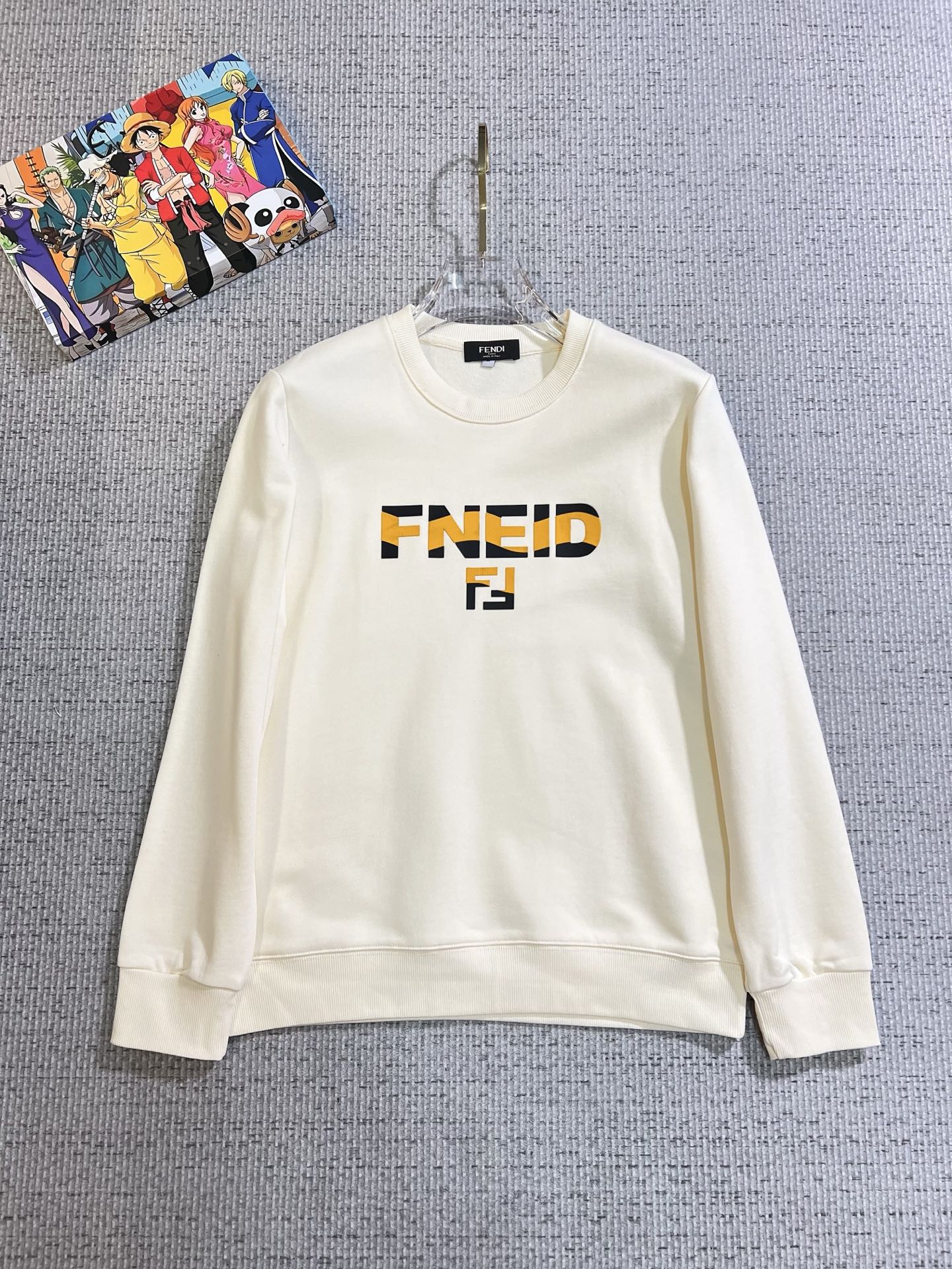 NO:731209,[Supports exchange after the year] FENDI Fendi 2025 autumn and winter new design sweatshirt official website synchronization!  This T-shirt combines minimalist design and exquisite details. The oversize trim is reminiscent of Tyrolean dress details, calling for modern ideas, creating a different conceptual pattern, and injecting rich connotations into traditional cotton T-shirts. The LOGO on the front graphic webbing is unique and shows the brand's nobility. It highlights the style of a big brand, sets off the minimalist design style, and reveals the elegance at a glance!  As a brand that pursues design and tailoring techniques, the materials used will never disappoint!  The body of this shirt is made of Solona cotton blended gram fabric, which is noble and exquisite. The cotton surface is full, soft and skin-friendly. In short, such a classic style is a must-have for autumn and winter!  M-4XL,,fendi,fendi,versace,hoodie,sweatshirts,tees,t-shirt,19860909【支持年后退换】 FENDI 芬迪 2025秋冬 新款设计感卫衣 官网同步！这款T恤极简主义设计和精美细节于一身.Oversize饰边引人联想蒂罗尔着装细节,召唤摩登新意,造就不同以往的概念化图案,为传统棉质T恤注入丰盈内涵.前幅图形织带车出的LOGO,别具一番特色,更显品牌尊贵 彰显大牌风范,衬托出了极简主义的设计风格,把优雅风展露的一览无余！ 作为一个追求设计感和裁剪工艺的品牌,用料永远不会让人失望！本款衫身采用索洛纳棉混纺 克面料,高贵精致,布面棉质饱满柔软亲肤 总之这么经典的款,秋冬必备！M-4XL,,fendi,fendi,versace,hoodie,sweatshirts,tees，t-shirt,,Men's clothing