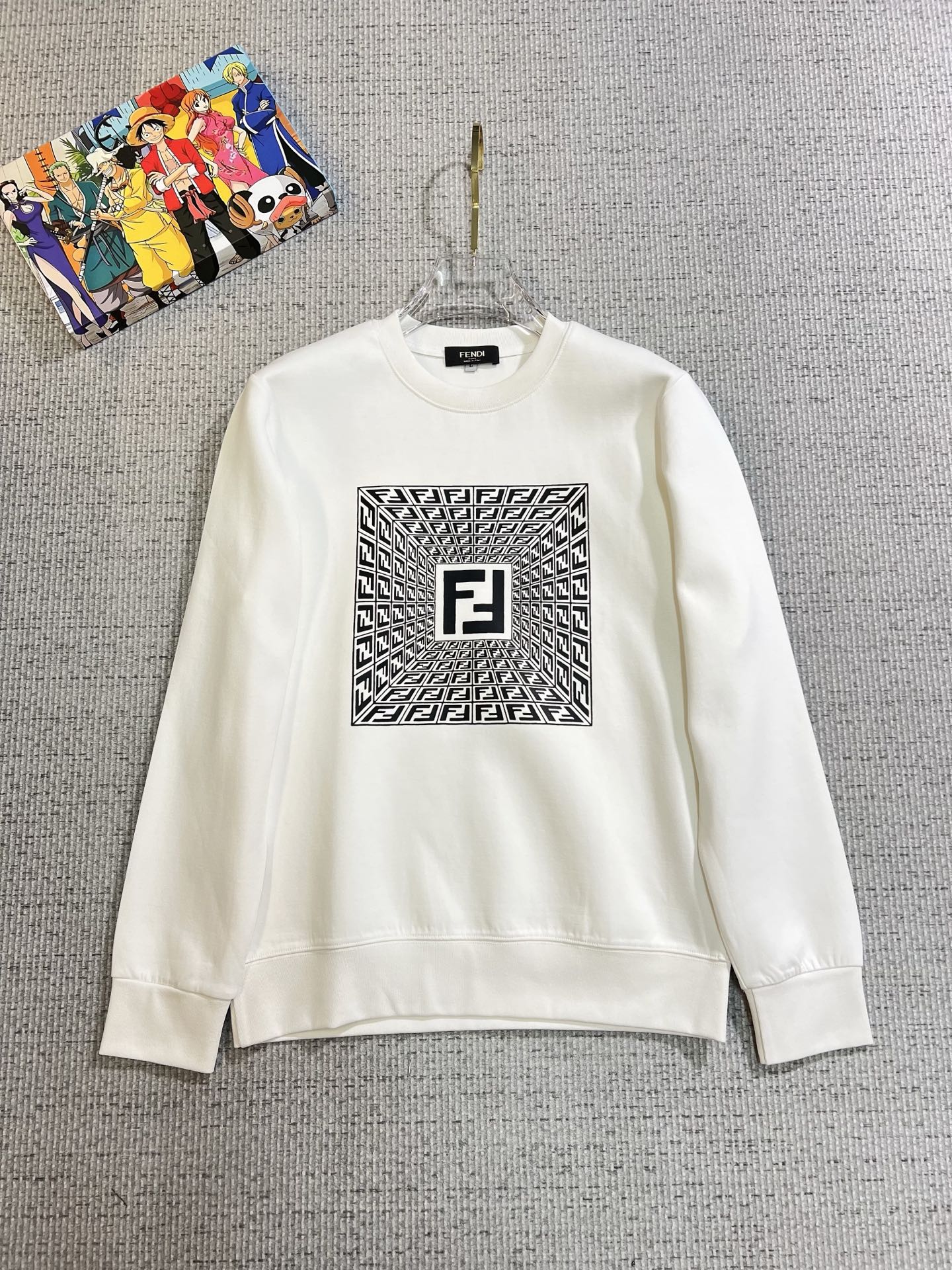 NO:731224,[Supports exchange after the year] FENDI Fendi 2025 autumn and winter new design sweatshirt official website synchronization!  This T-shirt combines minimalist design and exquisite details. The oversize trim is reminiscent of Tyrolean dress details, calling for modern ideas, creating a different conceptual pattern, and injecting rich connotations into traditional cotton T-shirts. The LOGO on the front graphic webbing is unique and shows the brand's nobility. It highlights the style of a big brand, sets off the minimalist design style, and reveals the elegance at a glance!  As a brand that pursues design and tailoring techniques, the materials used will never disappoint!  The body of this shirt is made of Solona cotton blended gram fabric, which is noble and exquisite. The cotton surface is full, soft and skin-friendly. In short, such a classic style is a must-have for autumn and winter!  M-4XL,,fendi,fendi,versace,hoodie,sweatshirts,tees,t-shirt,19860909【支持年后退换】 FENDI 芬迪 2025秋冬 新款设计感卫衣 官网同步！这款T恤极简主义设计和精美细节于一身.Oversize饰边引人联想蒂罗尔着装细节,召唤摩登新意,造就不同以往的概念化图案,为传统棉质T恤注入丰盈内涵.前幅图形织带车出的LOGO,别具一番特色,更显品牌尊贵 彰显大牌风范,衬托出了极简主义的设计风格,把优雅风展露的一览无余！ 作为一个追求设计感和裁剪工艺的品牌,用料永远不会让人失望！本款衫身采用索洛纳棉混纺 克面料,高贵精致,布面棉质饱满柔软亲肤 总之这么经典的款,秋冬必备！M-4XL,,fendi,fendi,versace,hoodie,sweatshirts,tees，t-shirt,,Men's clothing