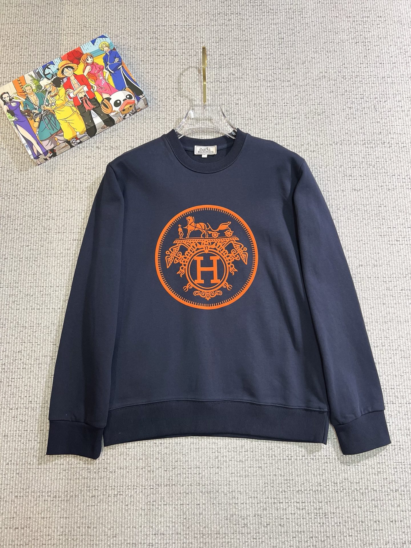 NO:731214,[Supports exchange after the year] Hermès 2025 autumn and winter new design sweatshirt official website synchronization!  This T-shirt combines minimalist design and exquisite details. The oversize trim is reminiscent of Tyrolean dress details, calling for modern ideas, creating a different conceptual pattern, and injecting rich connotations into traditional cotton T-shirts. The LOGO on the front graphic webbing is unique and shows the brand's nobility. It highlights the style of a big brand, sets off the minimalist design style, and reveals the elegance at a glance!  As a brand that pursues design and tailoring techniques, the materials used will never disappoint!  The body of this shirt is made of Solona cotton blended gram fabric, which is noble and exquisite. The cotton surface is full, soft and skin-friendly. In short, such a classic style is a must-have for autumn and winter!  M-4XL,,hermes,versace,hoodie,sweatshirts,tees,t-shirt,19860909【支持年后退换】 爱马仕 2025秋冬 新款设计感卫衣 官网同步！这款T恤极简主义设计和精美细节于一身.Oversize饰边引人联想蒂罗尔着装细节,召唤摩登新意,造就不同以往的概念化图案,为传统棉质T恤注入丰盈内涵.前幅图形织带车出的LOGO,别具一番特色,更显品牌尊贵 彰显大牌风范,衬托出了极简主义的设计风格,把优雅风展露的一览无余！ 作为一个追求设计感和裁剪工艺的品牌,用料永远不会让人失望！本款衫身采用索洛纳棉混纺 克面料,高贵精致,布面棉质饱满柔软亲肤 总之这么经典的款,秋冬必备！M-4XL,,hermes,versace,hoodie,sweatshirts,tees，t-shirt,,Men's clothing