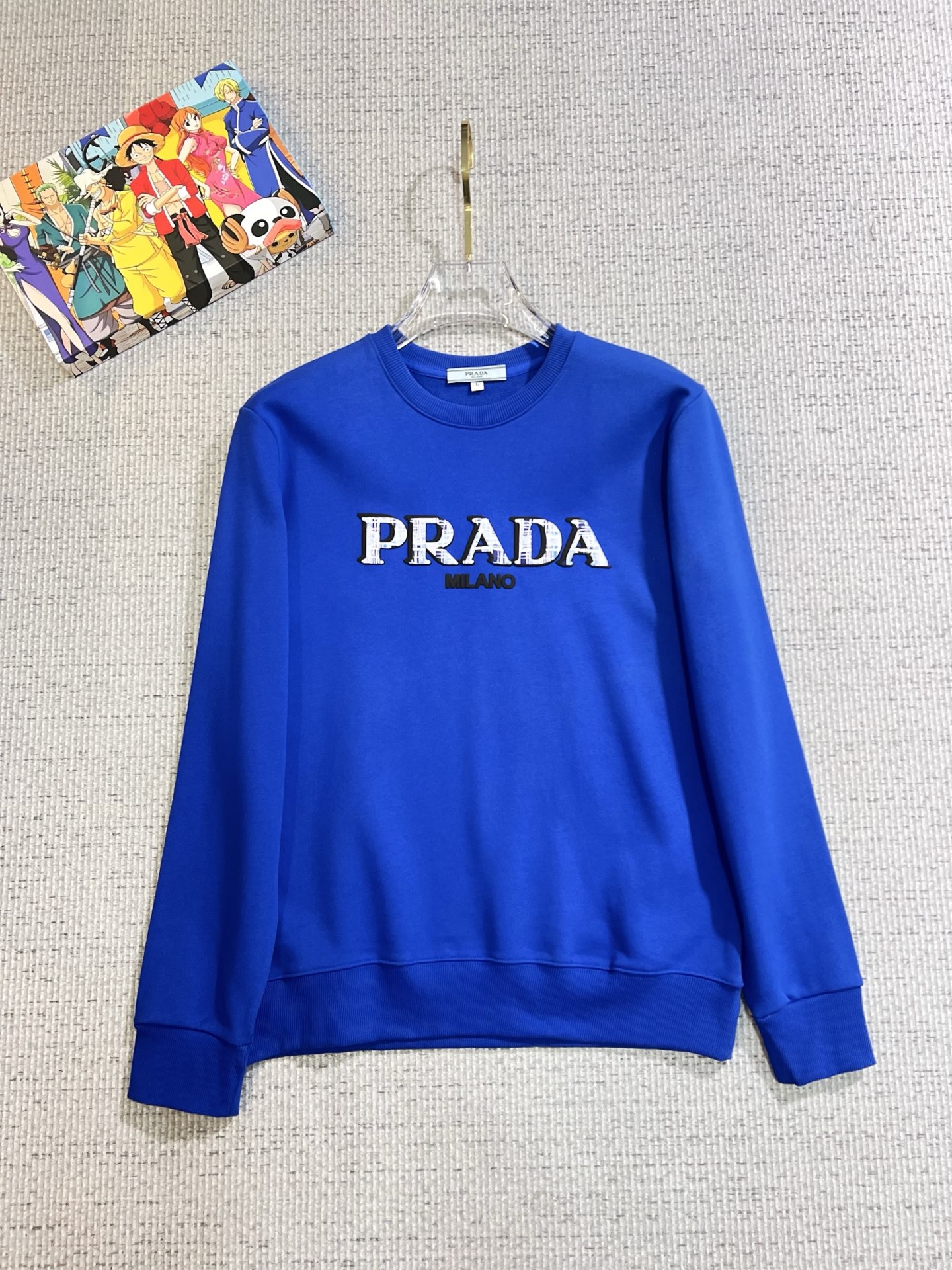 NO:731219,[Supports exchange after the year] PRADA 2025 autumn and winter new design sweatshirt official website synchronization!  This T-shirt combines minimalist design and exquisite details. The oversize trim is reminiscent of Tyrolean dress details, calling for modern ideas, creating a different conceptual pattern, and injecting rich connotations into traditional cotton T-shirts. The LOGO on the front graphic webbing is unique and shows the brand's nobility. It highlights the style of a big brand, sets off the minimalist design style, and reveals the elegance at a glance!  As a brand that pursues design and tailoring techniques, the materials used will never disappoint!  The body of this shirt is made of Solona cotton blended gram fabric, which is noble and exquisite. The cotton surface is full, soft and skin-friendly. In short, such a classic style is a must-have for autumn and winter!  M-4XL,,prada,prada,versace,hoodie,sweatshirts,tees,t-shirt,19860909【支持年后退换】 PRADA 普拉达 2025秋冬 新款设计感卫衣 官网同步！这款T恤极简主义设计和精美细节于一身.Oversize饰边引人联想蒂罗尔着装细节,召唤摩登新意,造就不同以往的概念化图案,为传统棉质T恤注入丰盈内涵.前幅图形织带车出的LOGO,别具一番特色,更显品牌尊贵 彰显大牌风范,衬托出了极简主义的设计风格,把优雅风展露的一览无余！ 作为一个追求设计感和裁剪工艺的品牌,用料永远不会让人失望！本款衫身采用索洛纳棉混纺 克面料,高贵精致,布面棉质饱满柔软亲肤 总之这么经典的款,秋冬必备！M-4XL,,prada,prada,versace,hoodie,sweatshirts,tees，t-shirt,,Men's clothing