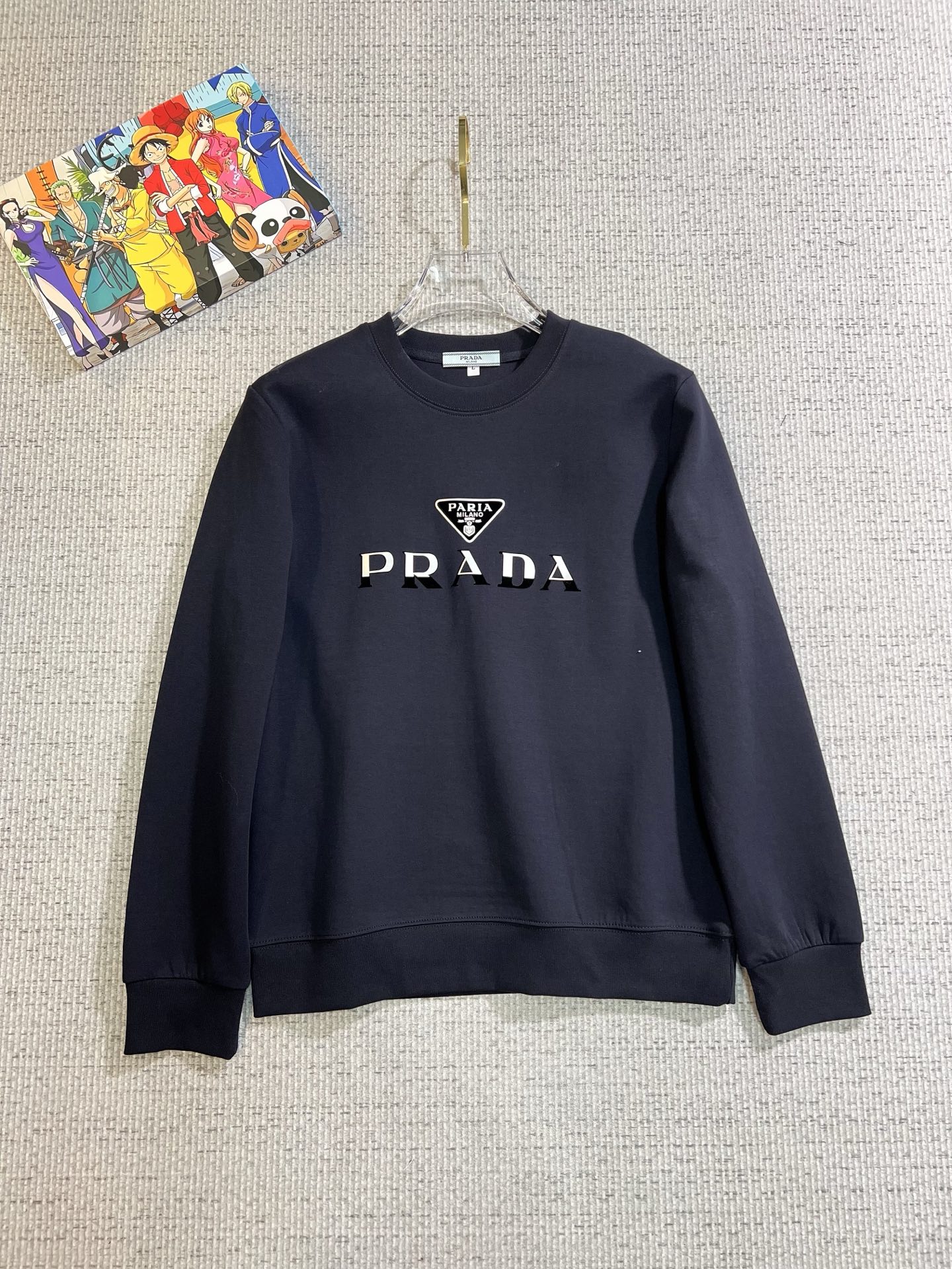 NO:731247,[Supports exchange after the year] PRADA 2025 autumn and winter new design sweatshirt official website synchronization!  This T-shirt combines minimalist design and exquisite details. The oversize trim is reminiscent of Tyrolean dress details, calling for modern ideas, creating a different conceptual pattern, and injecting rich connotations into traditional cotton T-shirts. The LOGO on the front graphic webbing is unique and shows the brand's nobility. It highlights the style of a big brand, sets off the minimalist design style, and reveals the elegance at a glance!  As a brand that pursues design and tailoring techniques, the materials used will never disappoint!  The body of this shirt is made of Solona cotton blended gram fabric, which is noble and exquisite. The cotton surface is full, soft and skin-friendly. In short, such a classic style is a must-have for autumn and winter!  M-4XL,,prada,prada,versace,hoodie,sweatshirts,tees,t-shirt,19860909【支持年后退换】 PRADA 普拉达 2025秋冬 新款设计感卫衣 官网同步！这款T恤极简主义设计和精美细节于一身.Oversize饰边引人联想蒂罗尔着装细节,召唤摩登新意,造就不同以往的概念化图案,为传统棉质T恤注入丰盈内涵.前幅图形织带车出的LOGO,别具一番特色,更显品牌尊贵 彰显大牌风范,衬托出了极简主义的设计风格,把优雅风展露的一览无余！ 作为一个追求设计感和裁剪工艺的品牌,用料永远不会让人失望！本款衫身采用索洛纳棉混纺 克面料,高贵精致,布面棉质饱满柔软亲肤 总之这么经典的款,秋冬必备！M-4XL,,prada,prada,versace,hoodie,sweatshirts,tees，t-shirt,,Men's clothing