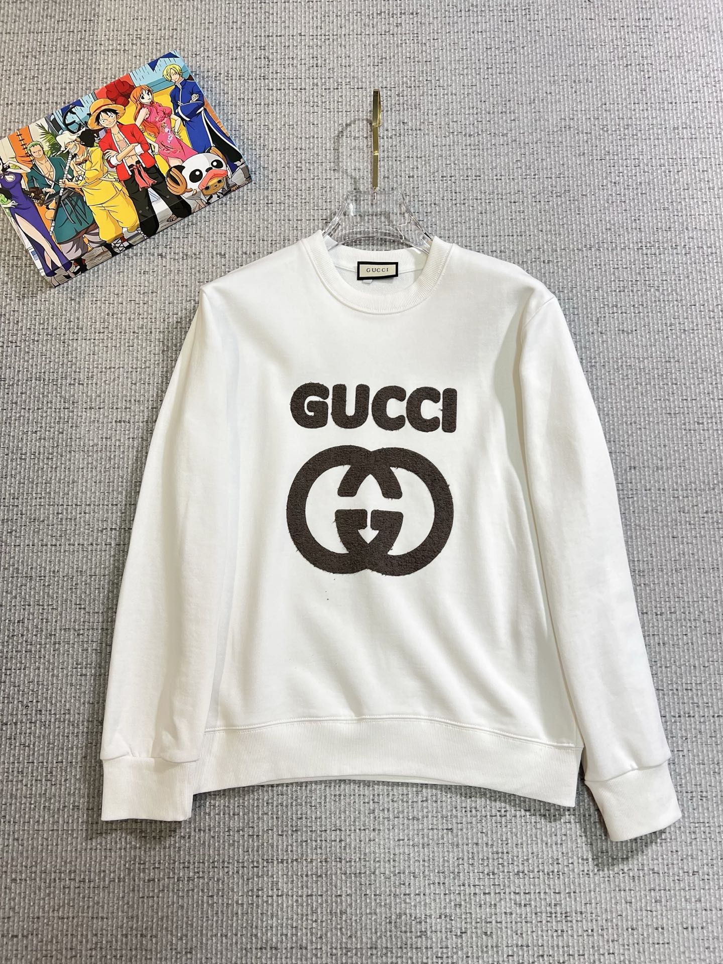 NO:731251,[Supports exchange after the year] GUCCI Gucci 2025 autumn and winter new design sweatshirt official website synchronization!  This T-shirt combines minimalist design and exquisite details. The oversize trim is reminiscent of Tyrolean dress details, calling for modern ideas, creating a different conceptual pattern, and injecting rich connotations into traditional cotton T-shirts. The LOGO on the front graphic webbing is unique and shows the brand's nobility. It highlights the style of a big brand, sets off the minimalist design style, and reveals the elegance at a glance!  As a brand that pursues design and tailoring techniques, the materials used will never disappoint!  The body of this shirt is made of Solona cotton blended gram fabric, which is noble and exquisite. The cotton surface is full, soft and skin-friendly. In short, such a classic style is a must-have for autumn and winter!  M-4XL,,gucci,versace,hoodie,sweatshirts,tees,t-shirt,19860909【支持年后退换】 GUCCI 古奇 2025秋冬 新款设计感卫衣 官网同步！这款T恤极简主义设计和精美细节于一身.Oversize饰边引人联想蒂罗尔着装细节,召唤摩登新意,造就不同以往的概念化图案,为传统棉质T恤注入丰盈内涵.前幅图形织带车出的LOGO,别具一番特色,更显品牌尊贵 彰显大牌风范,衬托出了极简主义的设计风格,把优雅风展露的一览无余！ 作为一个追求设计感和裁剪工艺的品牌,用料永远不会让人失望！本款衫身采用索洛纳棉混纺 克面料,高贵精致,布面棉质饱满柔软亲肤 总之这么经典的款,秋冬必备！M-4XL,,gucci,versace,hoodie,sweatshirts,tees，t-shirt,,Men's clothing