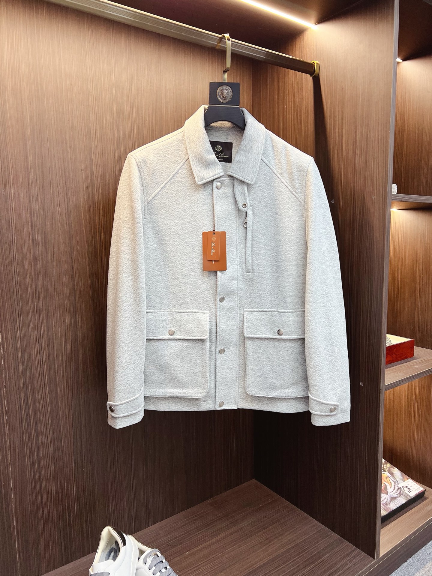 NO:594937,LP old money style classic men's business casual lapel jacket. A fashion with a typical Italian style. The trading company's channel products are very sophisticated in fabric selection and craftsmanship. It is low-key and luxurious, elegant and noble. Every detail proves the brand's own high-end sense. The whole body interprets the Italian minimalist, capable and outdoor functional style to the extreme. It is both solemn and harmonious, and the upper body is full of style!  A treasure-level functional equipment that combines fashion sense and design sense to create a unique styling item, improved pilot shape design, classic stand collar design, retro and age-reducing yet very fashionable, elastic design is used on the cuffs and hem, suede fabric imported from Italy. The texture is as delicate as baby skin. It has superior stiffness, quite elegant and fashionable!  The color is light and versatile, the silhouette is neat and clean, and the upper body instantly highlights the spirit. It is full of style and can easily control various body shapes. It is a perfect jacket for business commuting and outdoor leisure. It is a piece of equipment with high practical wear and attendance rate. Size M—3XL,,loro piana,jackets & coats,jackets & coats,chamois leather,alexander wang19860909LP 老钱风 经典男士商务休闲翻领夹克外套.颇具意大利典型风格的时装,贸易公司渠道臻品 在面料选取和工艺方面都相当考究,低调且奢华,优雅且高贵,每一个细节都在力证品牌自身的高级感,通体将意式的极简、干练和户外功能性风格极致诠释,亦庄亦谐,上身型款十足！集时装感与设计感的一款宝藏级功能型装备,塑造出别具一格的造型单品,改良式的飞行员造型设计,经典的站领设计,复古减龄又非常时髦,袖口与下摆运用松紧设计,意大利客供进口麂皮面料.质感如婴儿皮肤一样细腻.挺括性优越,颇为优雅且时髦！配色轻熟百搭,版型剪裁干练利落,上身瞬间凸显出精神感,型款十足,轻松驾驭各种身型,商务通勤与户外休闲完美兼备的一款外套,属于实穿性出勤率极高的一款装备 码数M—3XL,,loro piana,jackets & coats,jackets & coats,chamois leather,alexander wang,Men's clothing