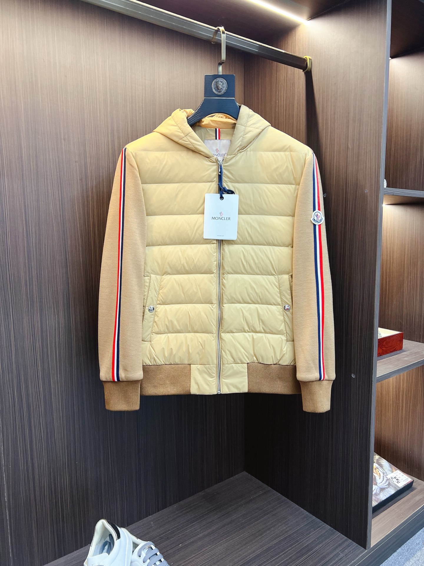 NO:594943,Mengkou old money style classic men's casual down jacket. A fashion with a typical Italian style. The trading company's channel products are very sophisticated in terms of fabric selection and craftsmanship. It is low-key and luxurious, elegant and noble. Every detail proves the brand's own high-end sense. The whole body interprets the Italian minimalist, capable and outdoor functional style to the extreme. It is both solemn and harmonious, and the upper body is full of style!  A treasure-level functional equipment that combines fashion sense and design sense to create a unique styling item, improved pilot shape design, classic stand collar design, retro and age-reducing yet very fashionable, elastic design is used on the cuffs and hem, suede fabric imported from Italy. The texture is as delicate as baby skin. It has superior stiffness, quite elegant and fashionable!  The color is light and versatile, the silhouette is smart and neat, and the upper body instantly highlights the spirit. It is full of style and can easily control various body shapes. It is a perfect jacket for business commuting and outdoor leisure. It is a piece of equipment with extremely high wearability and attendance rate. Size M—3XL,, Moncler, jackets & coats, down jacket, chamois leather, alexander wang19860909蒙口 老钱风 经典男士休闲羽绒外套外套.颇具意大利典型风格的时装,贸易公司渠道臻品 在面料选取和工艺方面都相当考究,低调且奢华,优雅且高贵,每一个细节都在力证品牌自身的高级感,通体将意式的极简、干练和户外功能性风格极致诠释,亦庄亦谐,上身型款十足！集时装感与设计感的一款宝藏级功能型装备,塑造出别具一格的造型单品,改良式的飞行员造型设计,经典的站领设计,复古减龄又非常时髦,袖口与下摆运用松紧设计,意大利客供进口麂皮面料.质感如婴儿皮肤一样细腻.挺括性优越,颇为优雅且时髦！配色轻熟百搭,版型剪裁干练利落,上身瞬间凸显出精神感,型款十足,轻松驾驭各种身型,商务通勤与户外休闲完美兼备的一款外套,属于实穿性出勤率极高的一款装备 码数M—3XL,,Moncler,jackets & coats,down jacket,chamois leather,alexander wang,Men's clothing