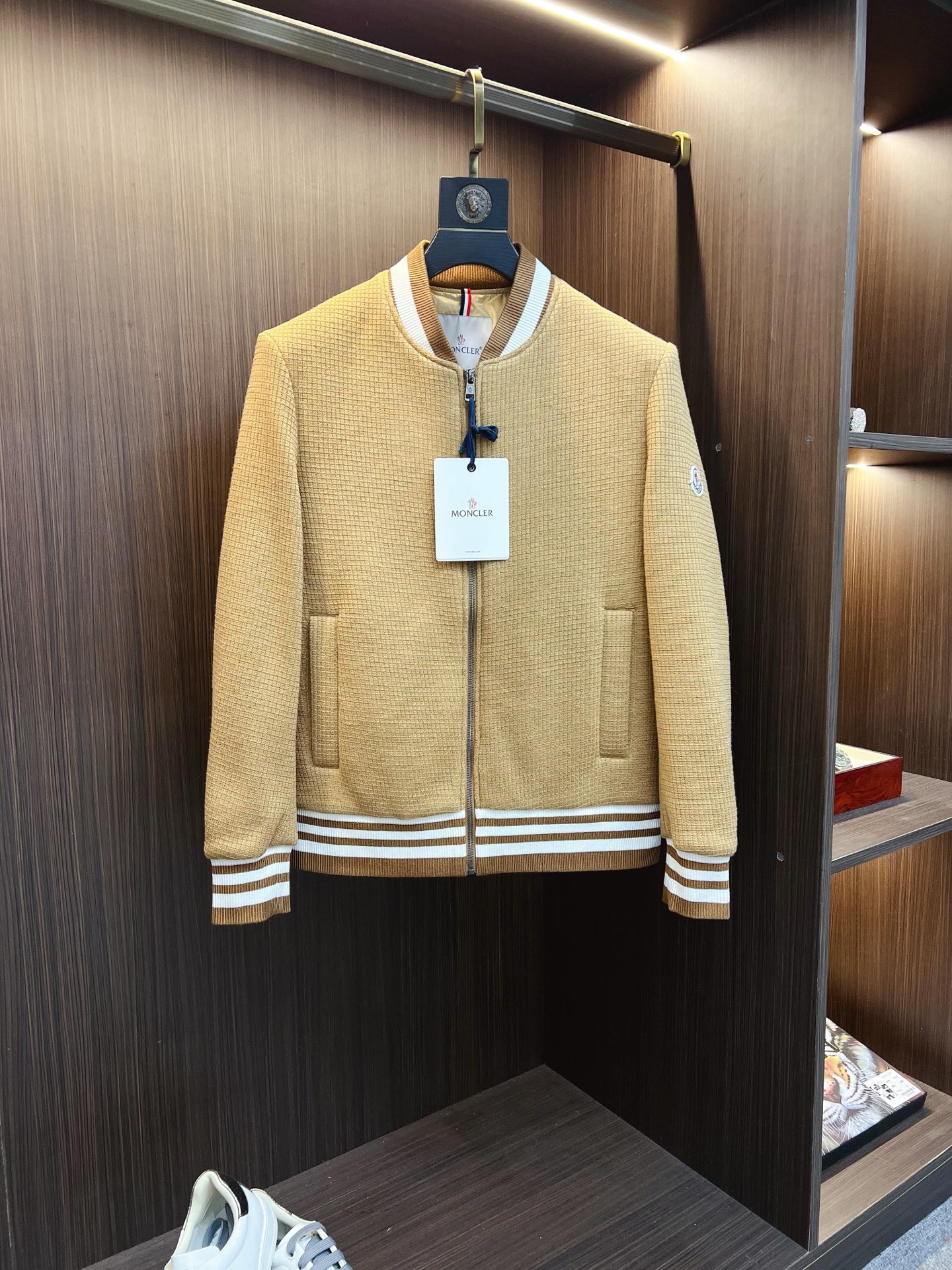 NO:594940,Mengkou old money style classic men's business casual lapel jacket. A fashion with a typical Italian style. The trading company's channel products are very sophisticated in fabric selection and craftsmanship. It is low-key and luxurious, elegant and noble. Every detail proves the brand's own high-end sense. The whole body interprets the Italian minimalist, capable and outdoor functional style to the extreme. It is both solemn and harmonious, and the upper body is full of style!  A treasure-level functional equipment that combines fashion sense and design sense to create a unique styling item, improved pilot shape design, classic stand collar design, retro and age-reducing yet very fashionable, elastic design is used on the cuffs and hem, suede fabric imported from Italy. The texture is as delicate as baby skin. It has superior stiffness, quite elegant and fashionable!  The color is light and versatile, the silhouette is smart and neat, and the upper body instantly highlights the spirit. It is full of style and can easily control various body shapes. It is a perfect jacket for business commuting and outdoor leisure. It is a piece of equipment with high practical wear and attendance rate. Size M-3XL,, Moncler, jackets & coats, jackets & coats, chamois leather, alexander wang19860909蒙口 老钱风 经典男士商务休闲翻领夹克外套.颇具意大利典型风格的时装,贸易公司渠道臻品 在面料选取和工艺方面都相当考究,低调且奢华,优雅且高贵,每一个细节都在力证品牌自身的高级感,通体将意式的极简、干练和户外功能性风格极致诠释,亦庄亦谐,上身型款十足！集时装感与设计感的一款宝藏级功能型装备,塑造出别具一格的造型单品,改良式的飞行员造型设计,经典的站领设计,复古减龄又非常时髦,袖口与下摆运用松紧设计,意大利客供进口麂皮面料.质感如婴儿皮肤一样细腻.挺括性优越,颇为优雅且时髦！配色轻熟百搭,版型剪裁干练利落,上身瞬间凸显出精神感,型款十足,轻松驾驭各种身型,商务通勤与户外休闲完美兼备的一款外套,属于实穿性出勤率极高的一款装备 码数M—3XL,,Moncler,jackets & coats,jackets & coats,chamois leather,alexander wang,Men's clothing