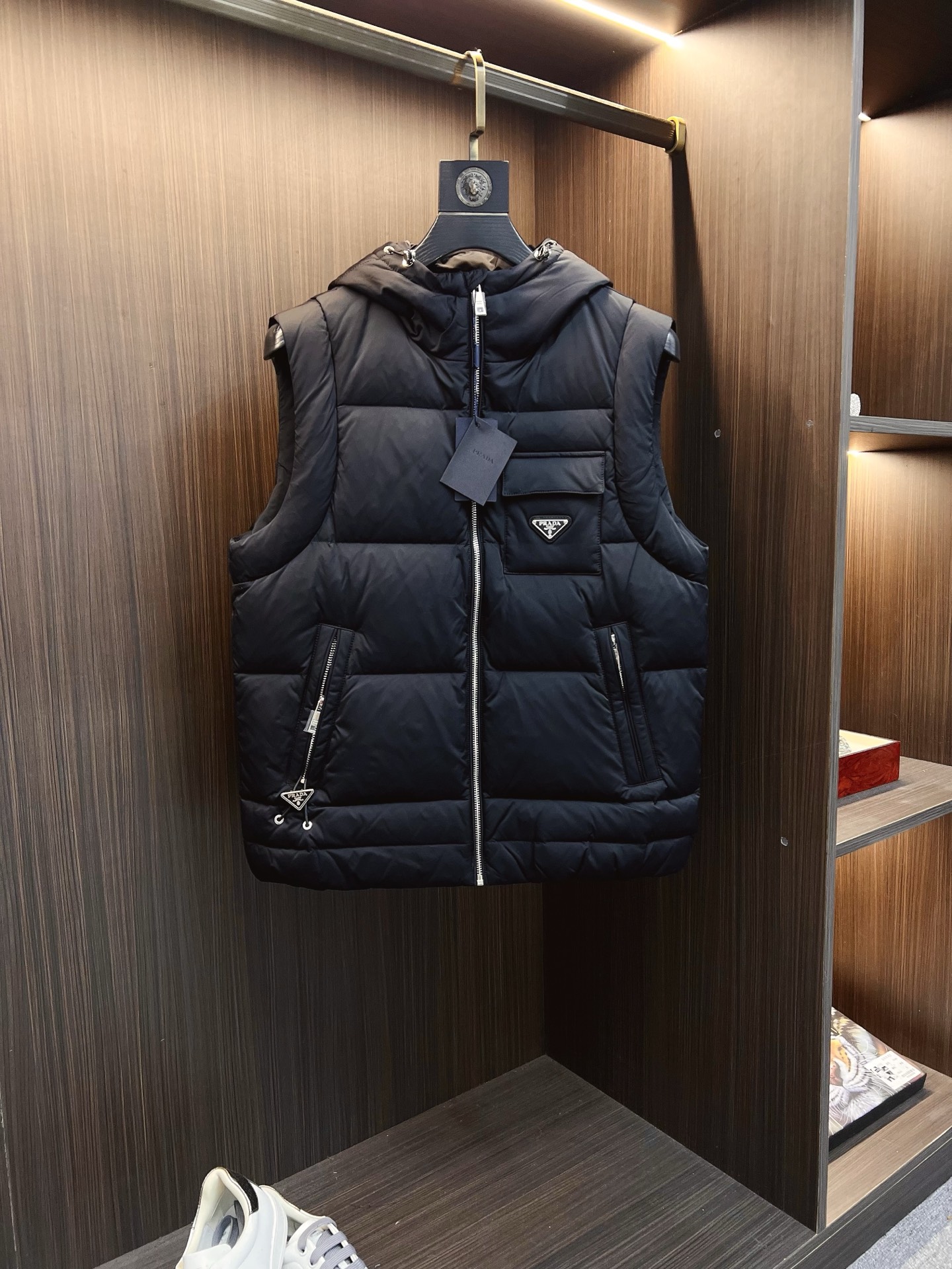 NO:594946,PRADA Old Money Style Classic Men's Casual Vest Down Jacket. A fashion with a typical Italian style. The trading company's channel products are very sophisticated in fabric selection and craftsmanship. They are low-key and luxurious, elegant and noble. Every detail is a testament to the brand's own high-end sense. The whole body interprets the Italian minimalist, capable and outdoor functional style to the extreme. It is both solemn and harmonious, and the upper body is full of shape!  A treasure-level functional equipment that combines fashion sense and design sense to create a unique styling item, improved pilot shape design, classic stand collar design, retro and age-reducing yet very fashionable, elastic design is used on the cuffs and hem, suede fabric imported from Italy. The texture is as delicate as baby skin. It has superior stiffness, quite elegant and fashionable!  The color is light and versatile, the silhouette is neat and neat, and the upper body instantly highlights the spirit. It is full of style and can easily control various body shapes. It is a perfect jacket for business commuting and outdoor leisure. It is a piece of equipment with extremely high wearability and attendance rate. Size M—3XL,, prada, prada, jackets & coats, down jacket, chamois leather, alexander wang19860909PRADA 普拉达 老钱风 经典男士休闲马甲羽绒外套外套.颇具意大利典型风格的时装,贸易公司渠道臻品 在面料选取和工艺方面都相当考究,低调且奢华,优雅且高贵,每一个细节都在力证品牌自身的高级感,通体将意式的极简、干练和户外功能性风格极致诠释,亦庄亦谐,上身型款十足！集时装感与设计感的一款宝藏级功能型装备,塑造出别具一格的造型单品,改良式的飞行员造型设计,经典的站领设计,复古减龄又非常时髦,袖口与下摆运用松紧设计,意大利客供进口麂皮面料.质感如婴儿皮肤一样细腻.挺括性优越,颇为优雅且时髦！配色轻熟百搭,版型剪裁干练利落,上身瞬间凸显出精神感,型款十足,轻松驾驭各种身型,商务通勤与户外休闲完美兼备的一款外套,属于实穿性出勤率极高的一款装备 码数M—3XL,,prada,prada,jackets & coats,down jacket,chamois leather,alexander wang,Men's clothing