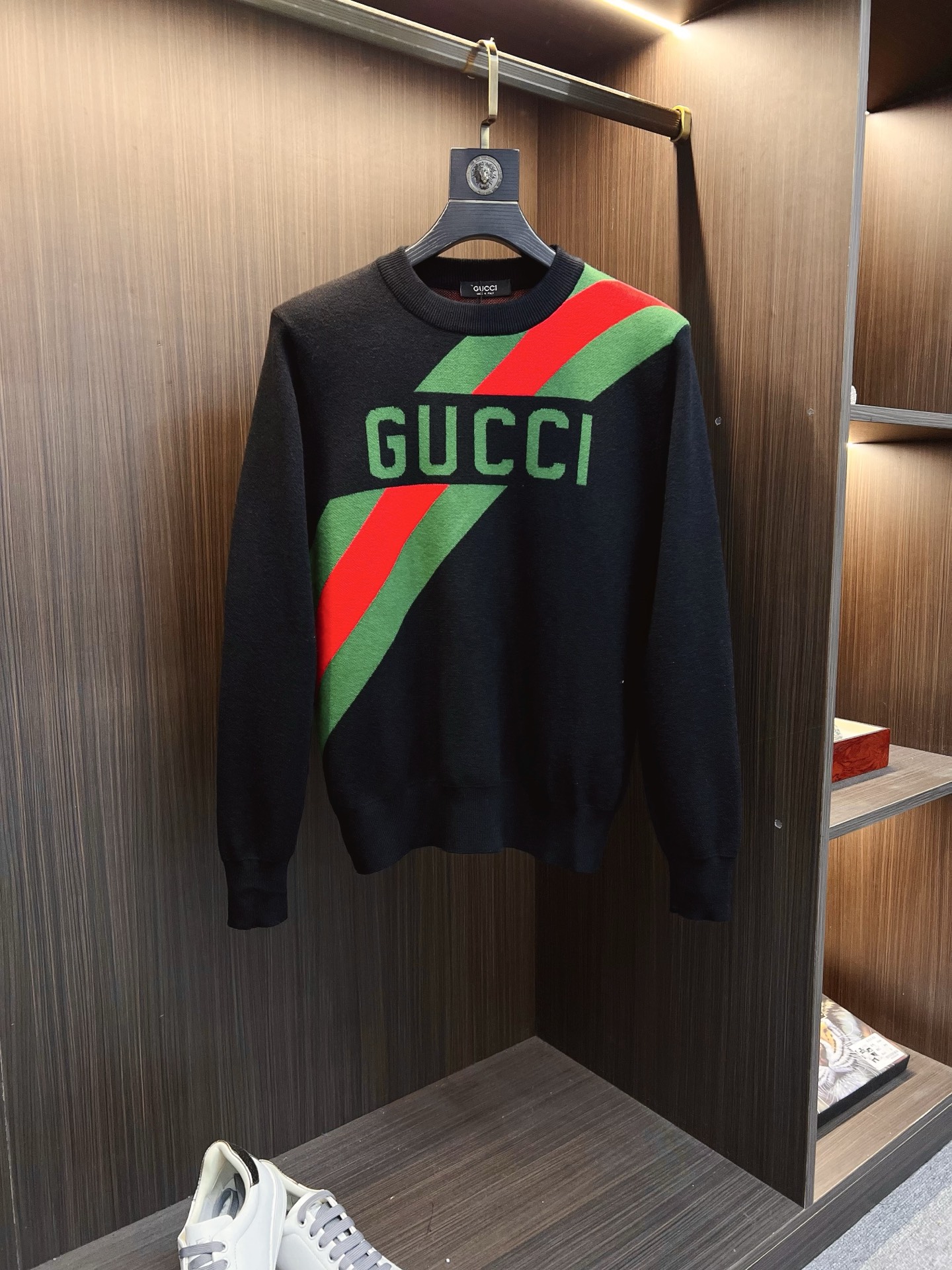 NO:594950,GUCCI Gucci  The new 2025 early autumn men's wool sweaters are hot-selling items on sale at the counter. Every major fashion buyer and star has a versatile item. Simple and fashionable, it looks good, and the upper body is full of gentleman's style. The entire sweater not only has exquisite texture and craftsmanship, but also the wiring is even and neat. The overall appearance is beautiful.  The generosity ensures that the silhouette of the clothes is not easily deformed. The custom-made wool fabric is neither very loose nor very tight, and has very good recovery properties. A fashion item that is both cold-resistant and fashionable in autumn and winter. M-3XL,, gucci, sweaters, alexander  wang19860909GUCCI 古奇 2025早秋新款男士羊毛针织衫,专柜在售爆款单品,各大时尚买手明星人手一件的百搭单品.简单时尚甚是好看,上身绅士范十足.整件毛衣不单纹理工艺精美,走线更是精工细作均匀整齐.整体美观大方保证了衣服的廓形不易变形.定制羊毛面料,既不会很宽松也不会很紧绷,恢复性非常好.秋冬御寒与时尚兼备的一款时装单品.M-3XL,,gucci,sweaters,alexander wang,Men's clothing